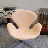Arne Jacobsen natural leather swan chair by Fritz Hansen