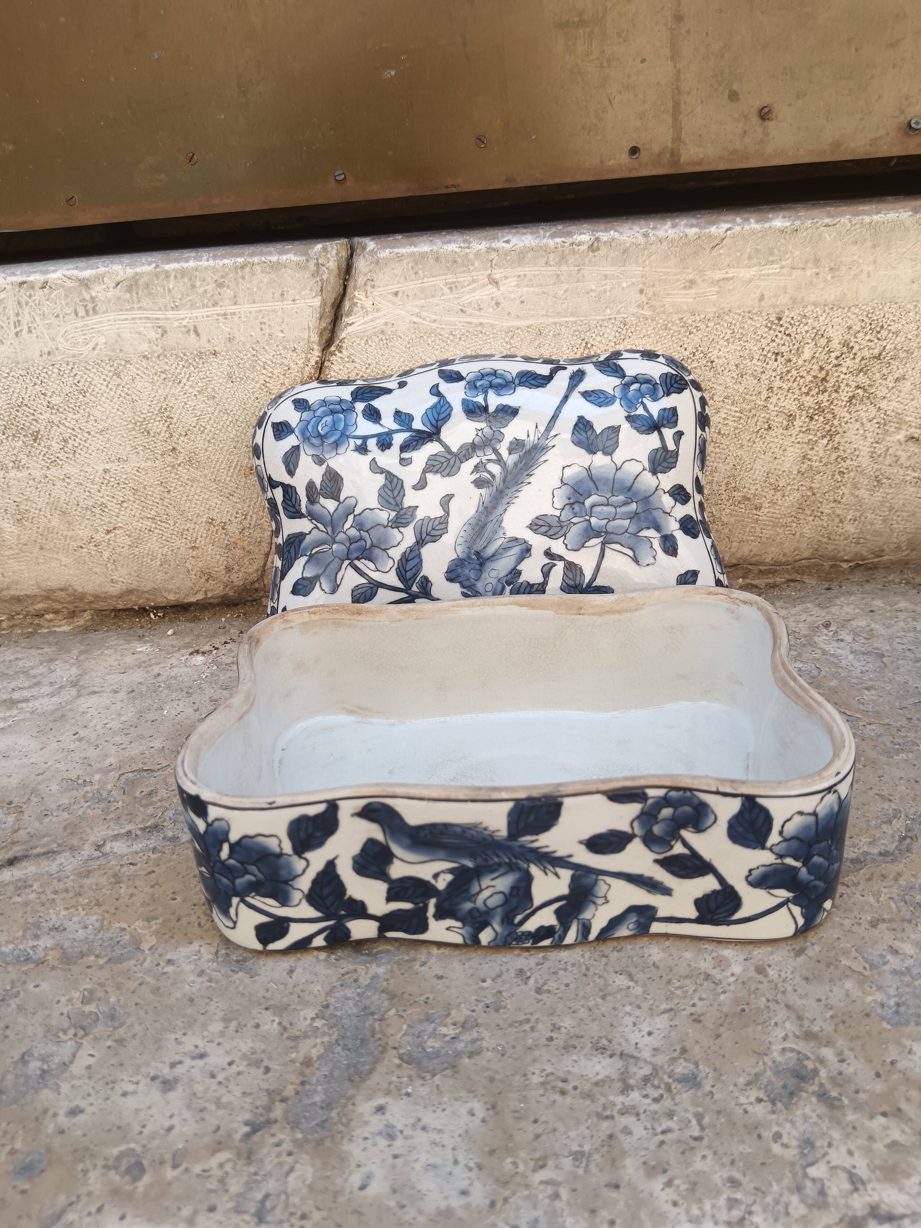 Pair of Chinese porcelain boxes blue and y