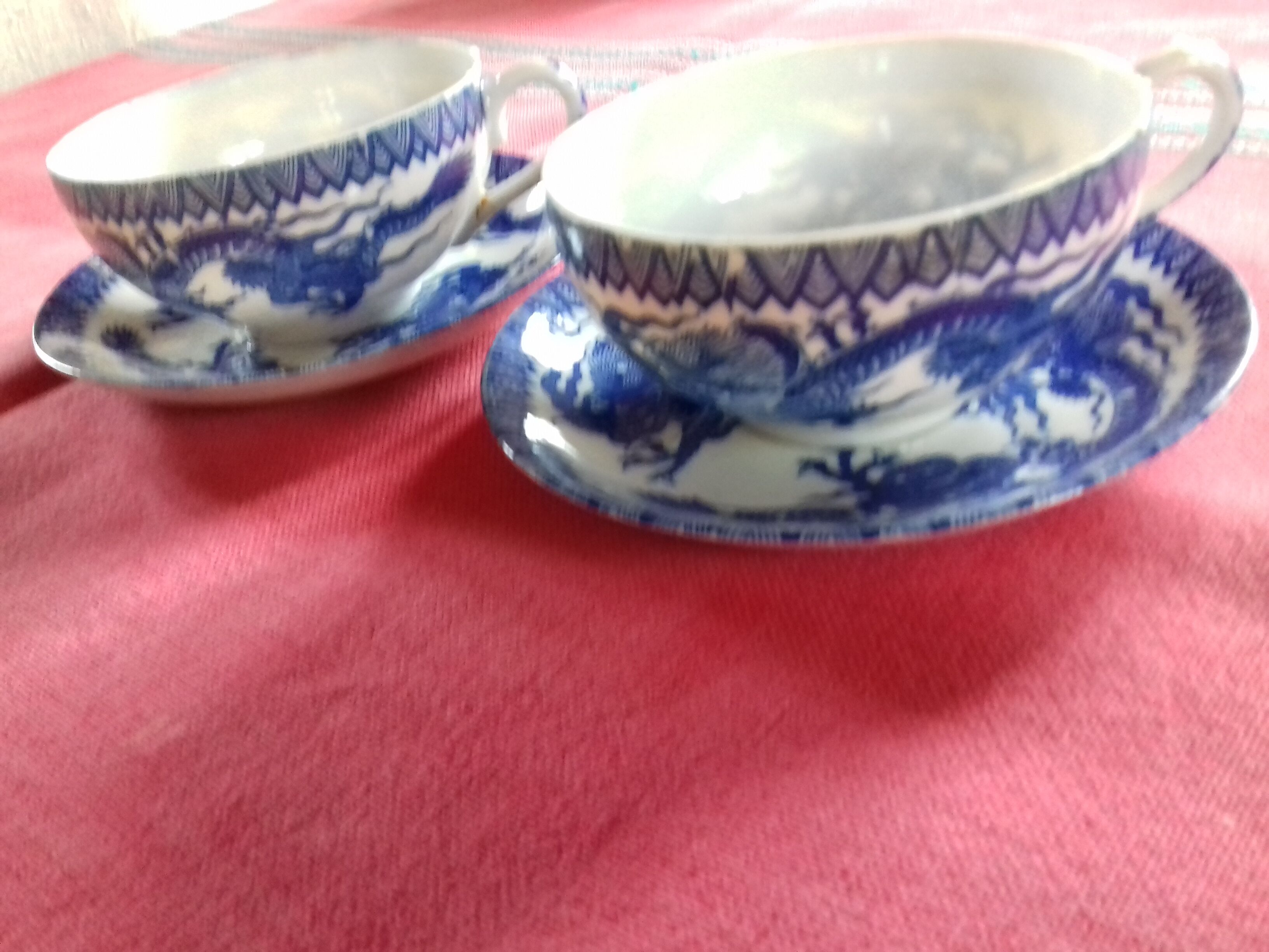 2 porcelain cups with their saucer, hand-painted "Japanese dragon" décor. Do in Japan.
