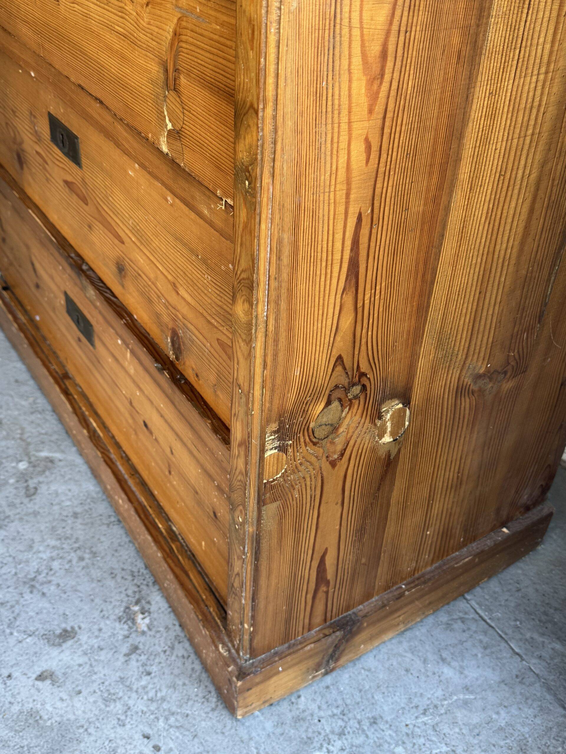 Wooden chest of drawers