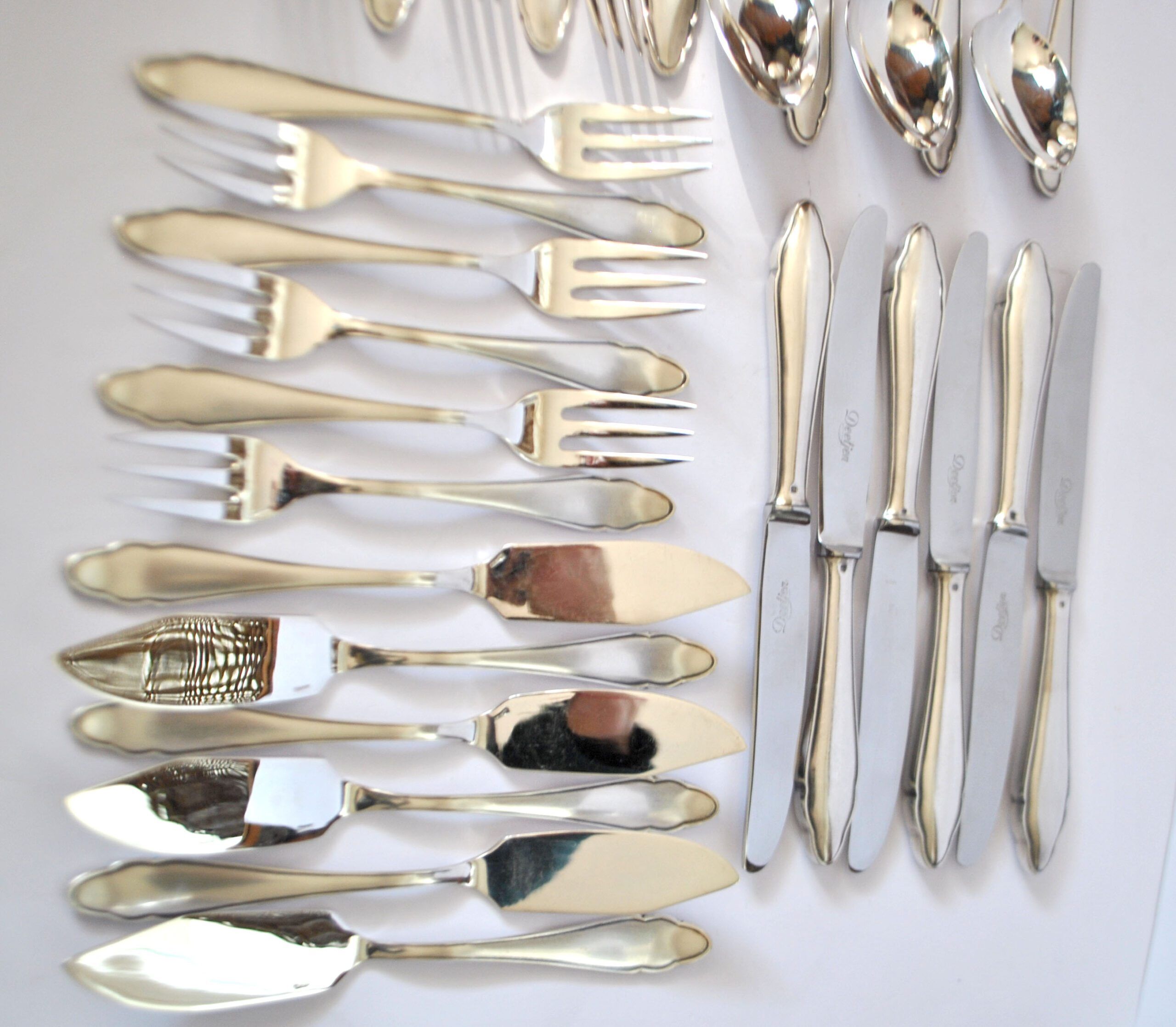 DEETJEN 30-piece modernist cutlery set with scalloped edges