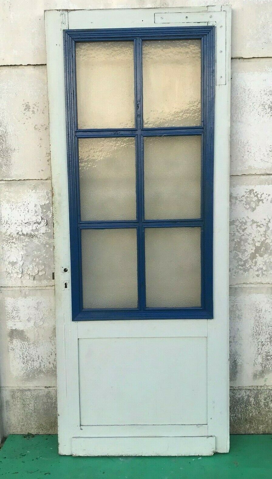 Double door facing a small tile