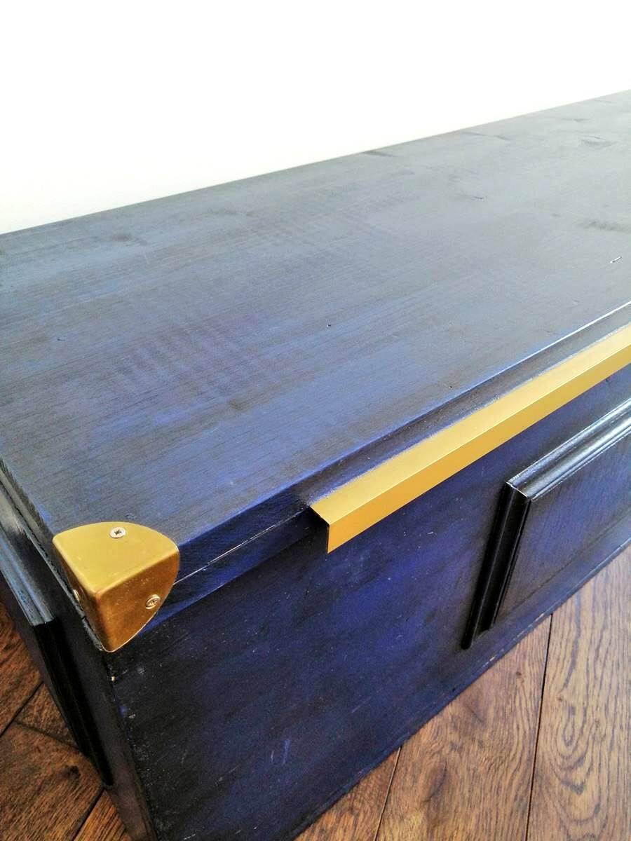 Coffre malle - banc en bois massif bleu Majorelle & laiton doré