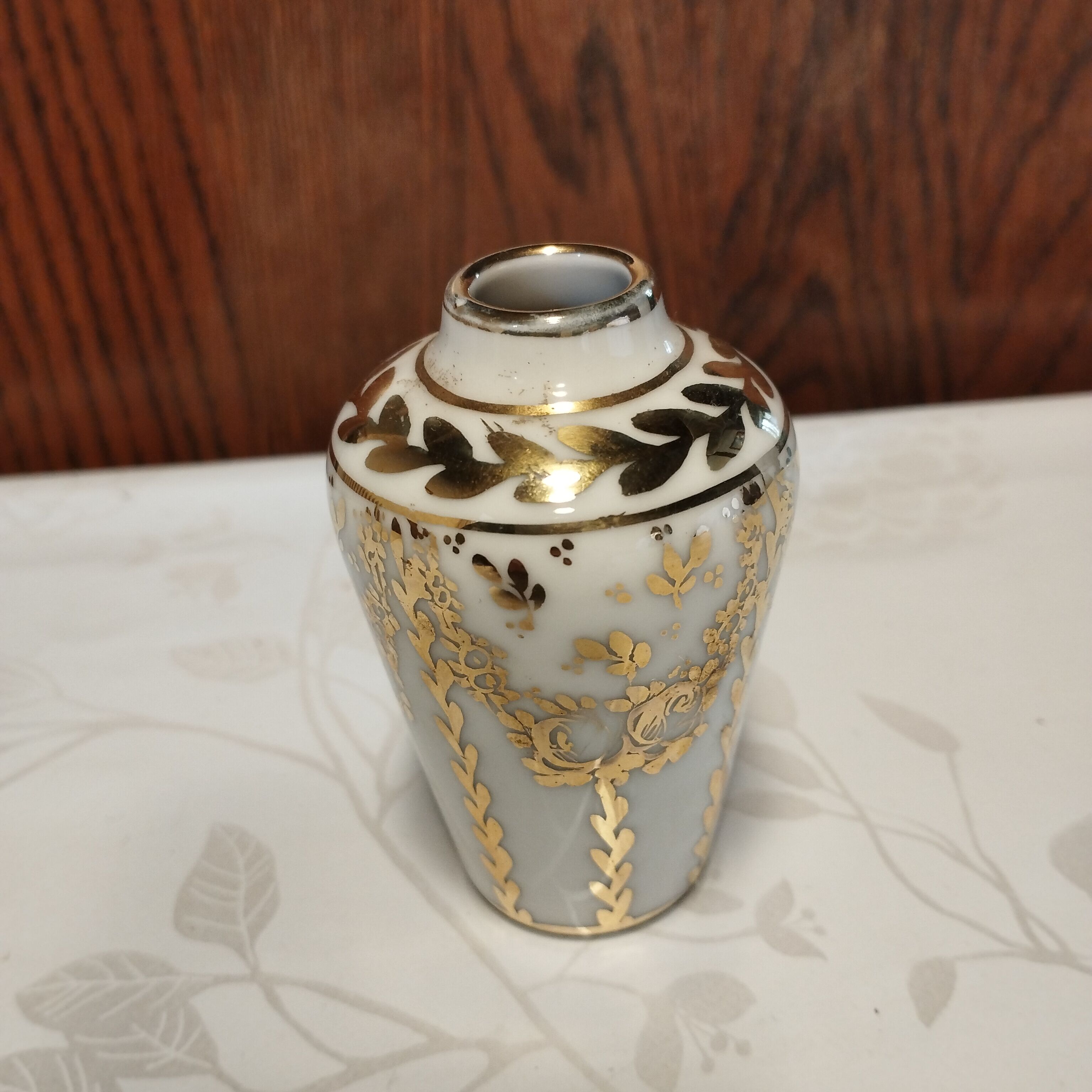 Soliflore vase in Limoges porcelain painted in gold by hand and signed