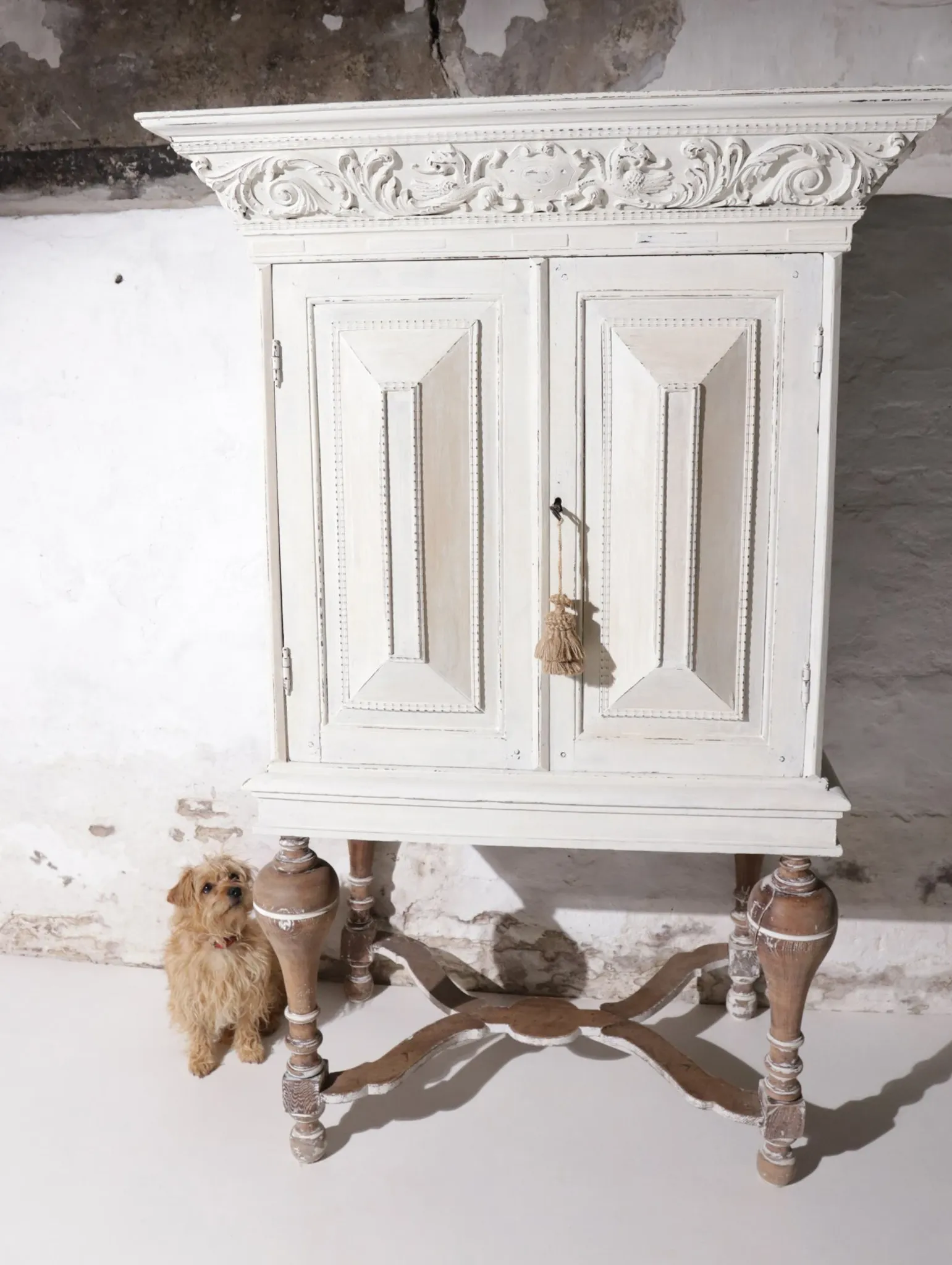 Rare small 17th century Dutch (nursery) cushion cabinet oak white painted