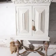 Rare small 17th century Dutch (nursery) cushion cabinet oak white painted