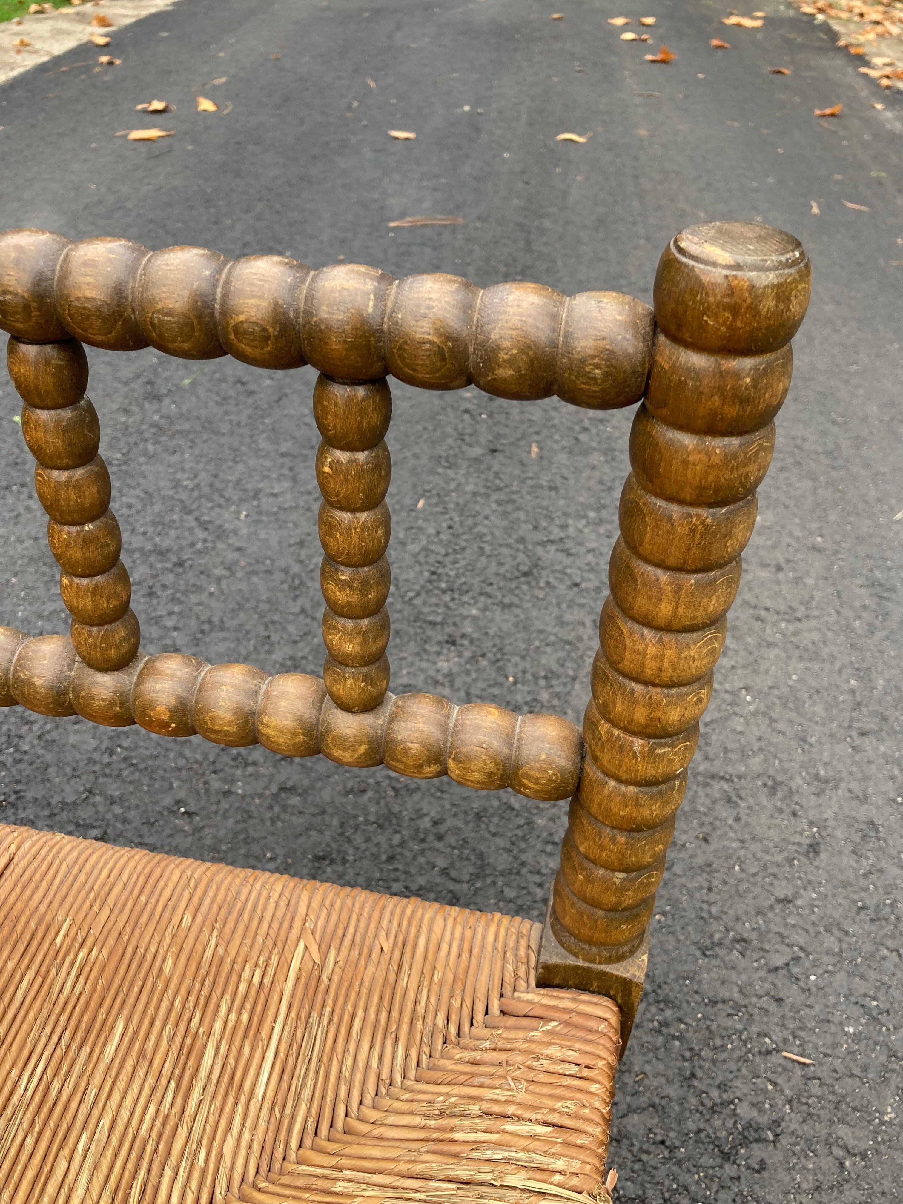 Chaise d’angle en bois tourné