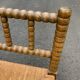 Chaise d’angle en bois tourné