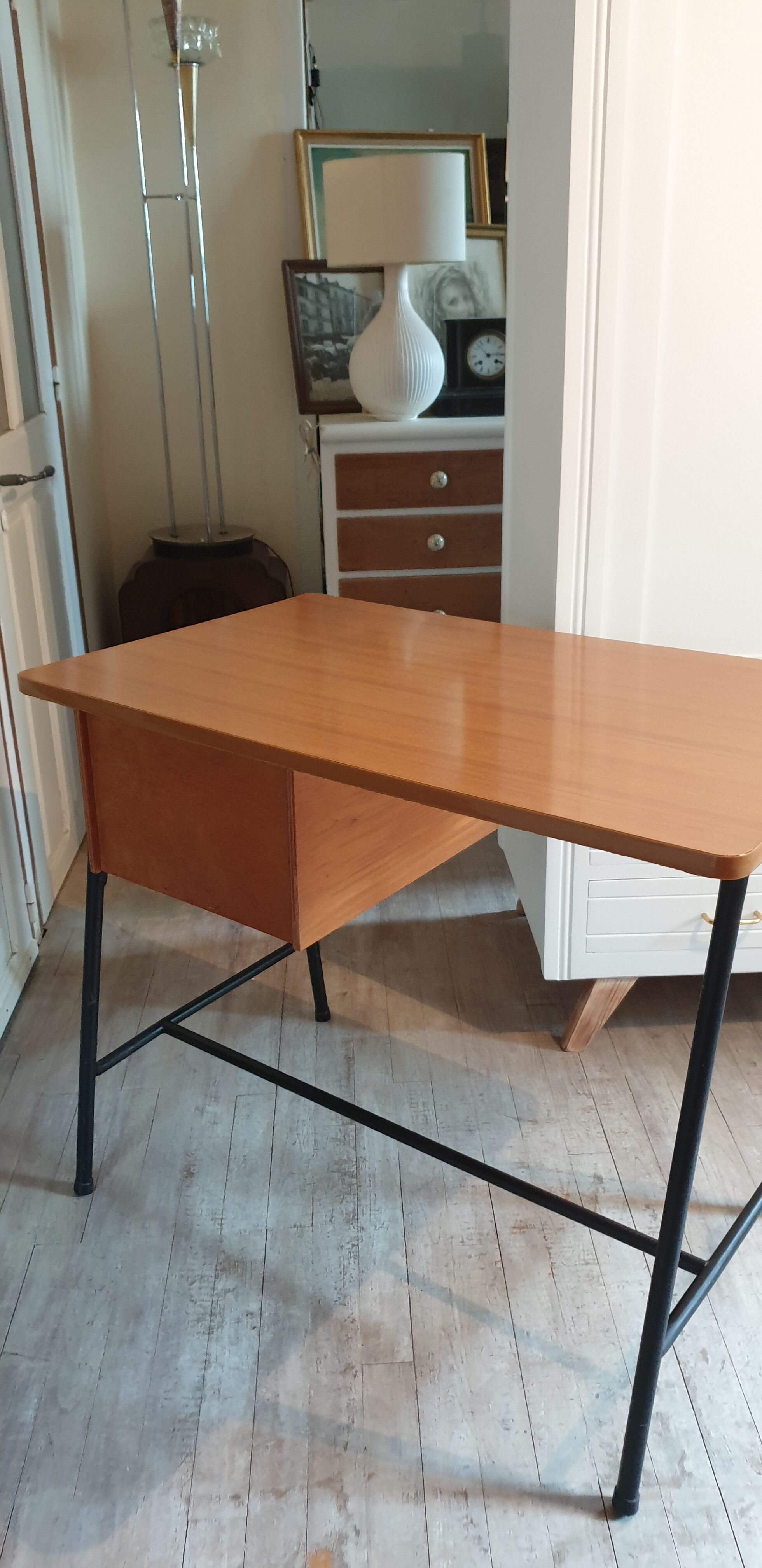 Bureau style moderniste pieds compas