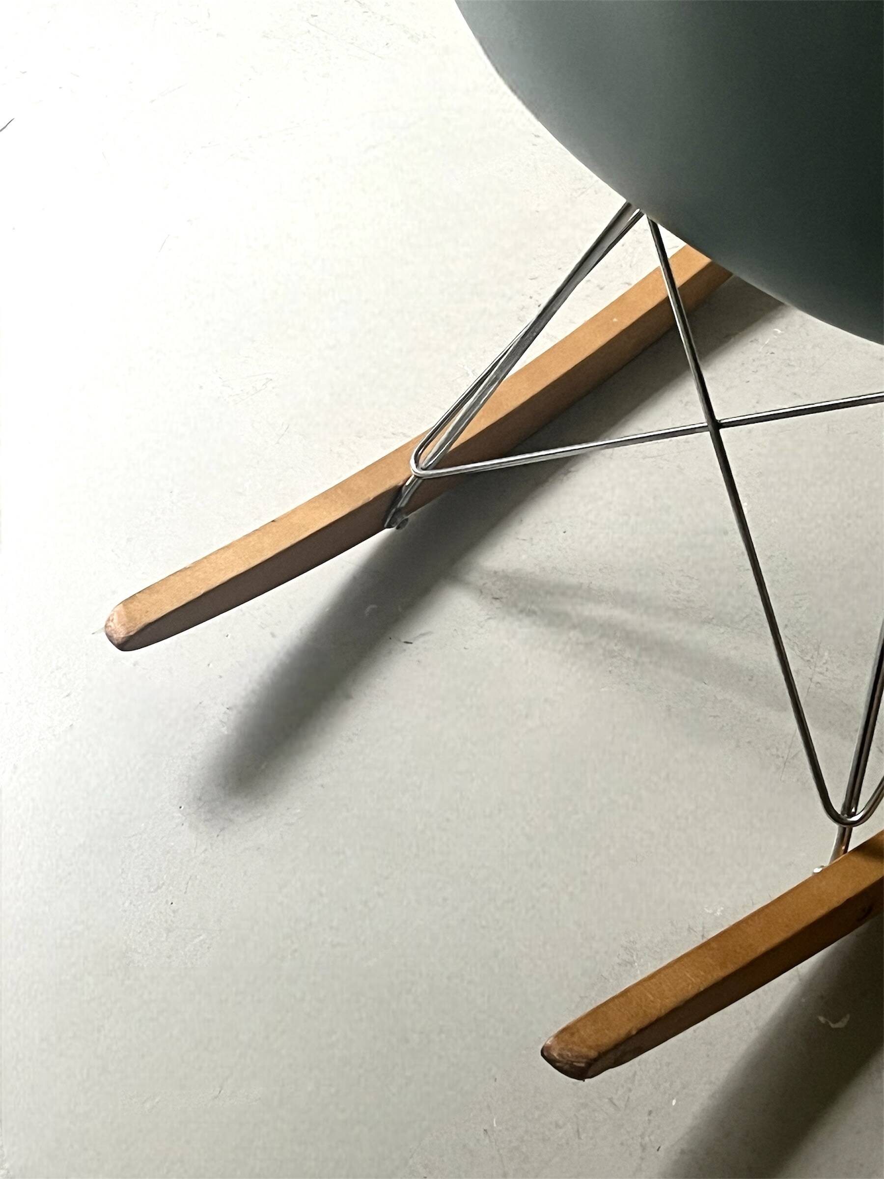 Eames Plastic Armchair RE RAR rocking chair design, Vitra edition.