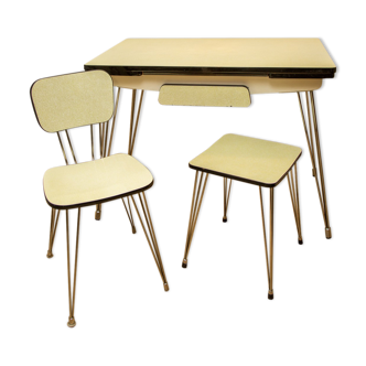 Table en formica jaune avec chaise et tabouret