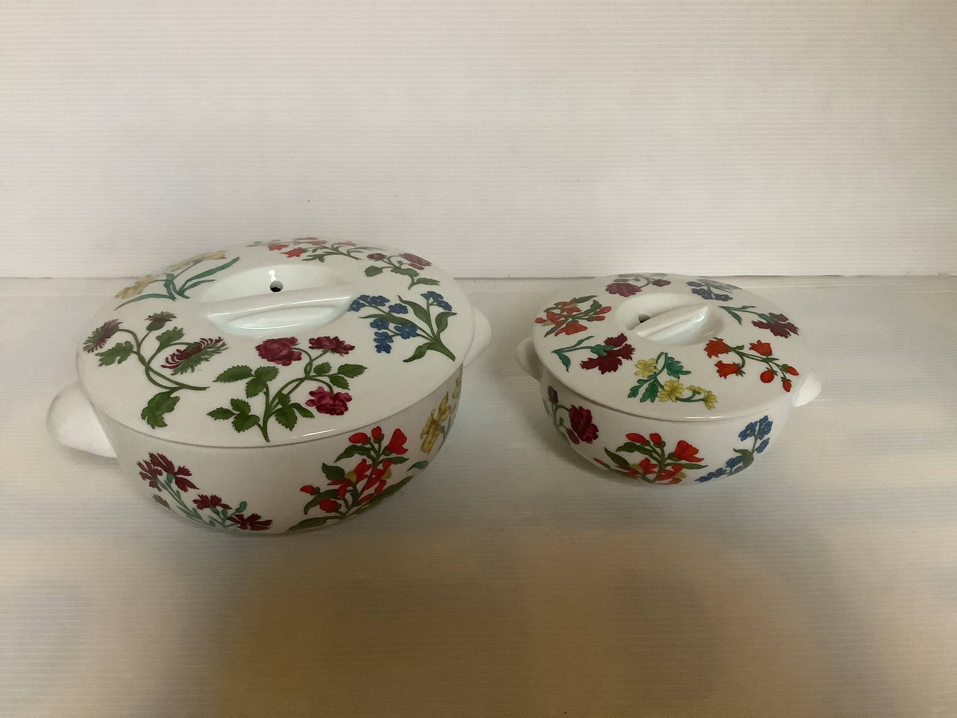 Paire de cassolettes avec couvercles en porcelaine de Paris