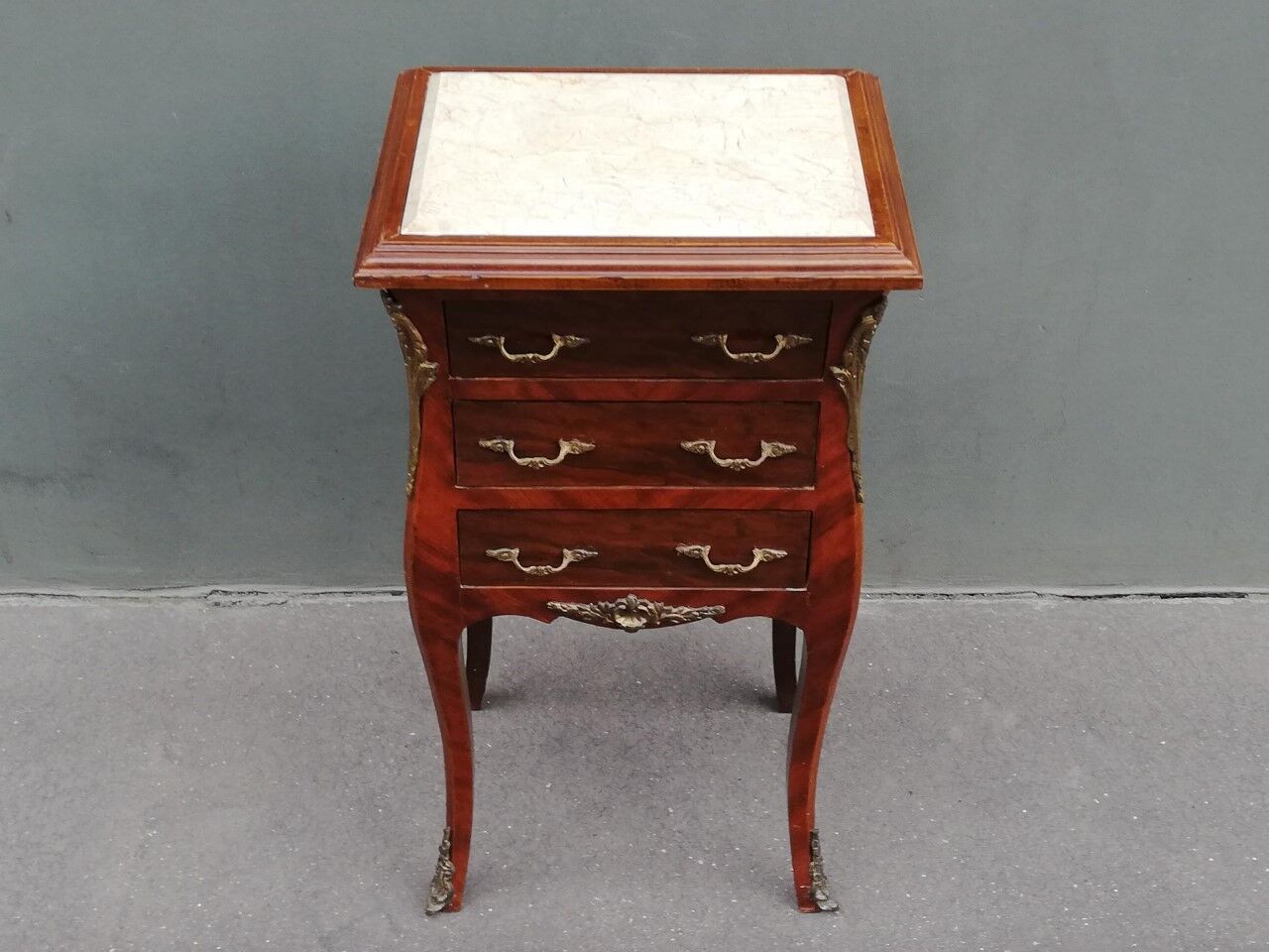 Table de nuit de style louis xv