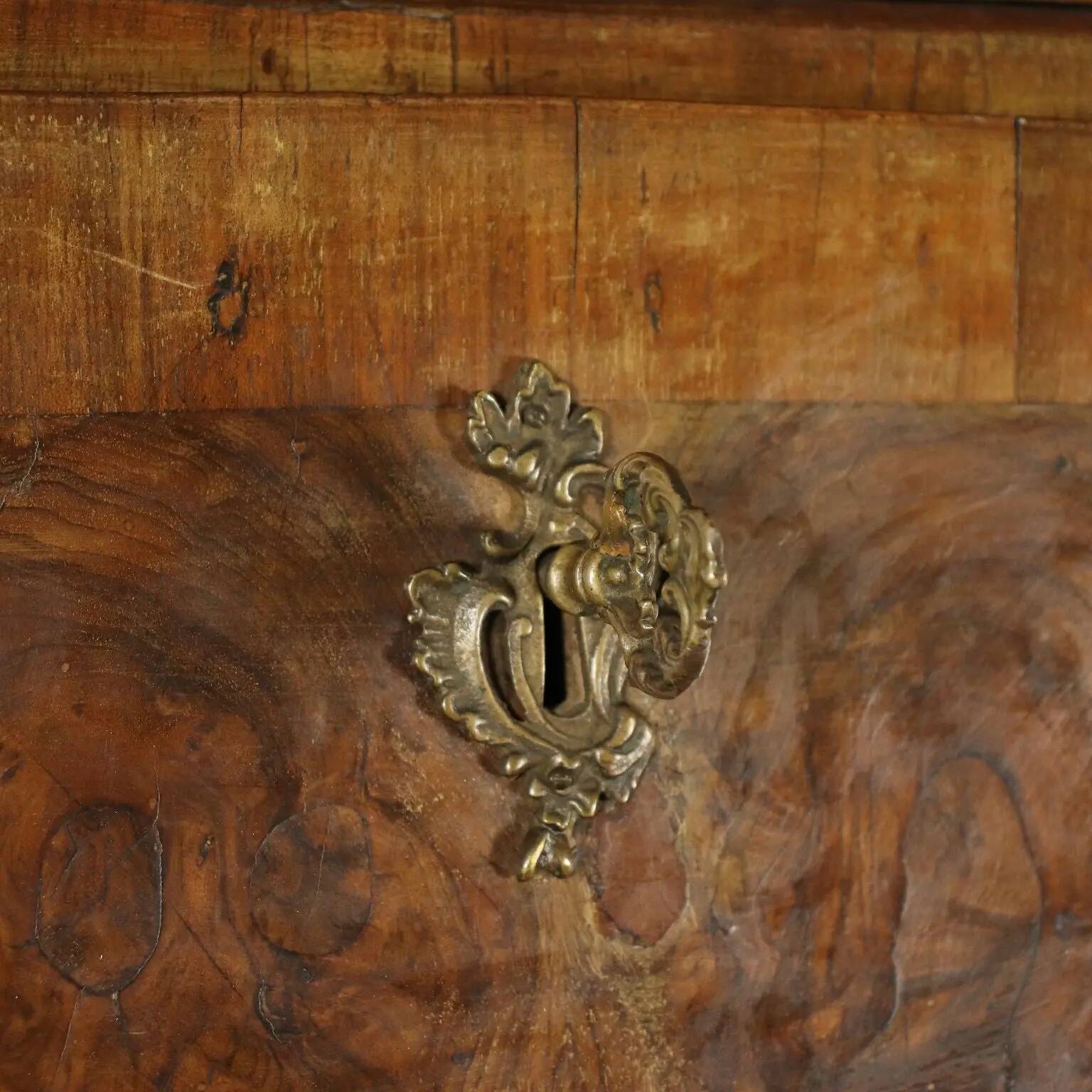Trumeau barocchetto avec miroir en placage de ronce de noyer, Italie, XVIIIe siècle