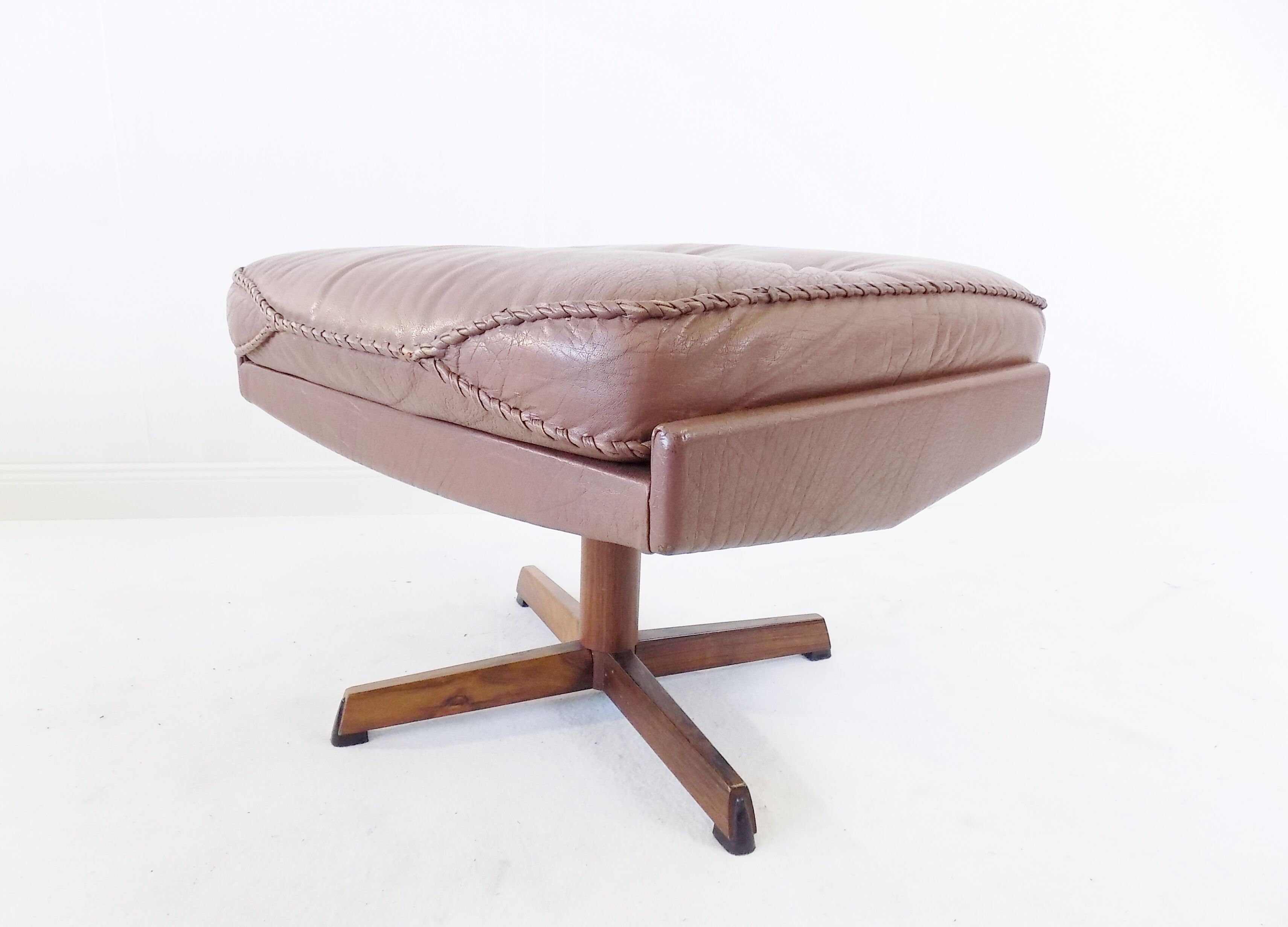 Fauteuil cuir avec pouf de Madsen & Schübel pour Bovenkamp