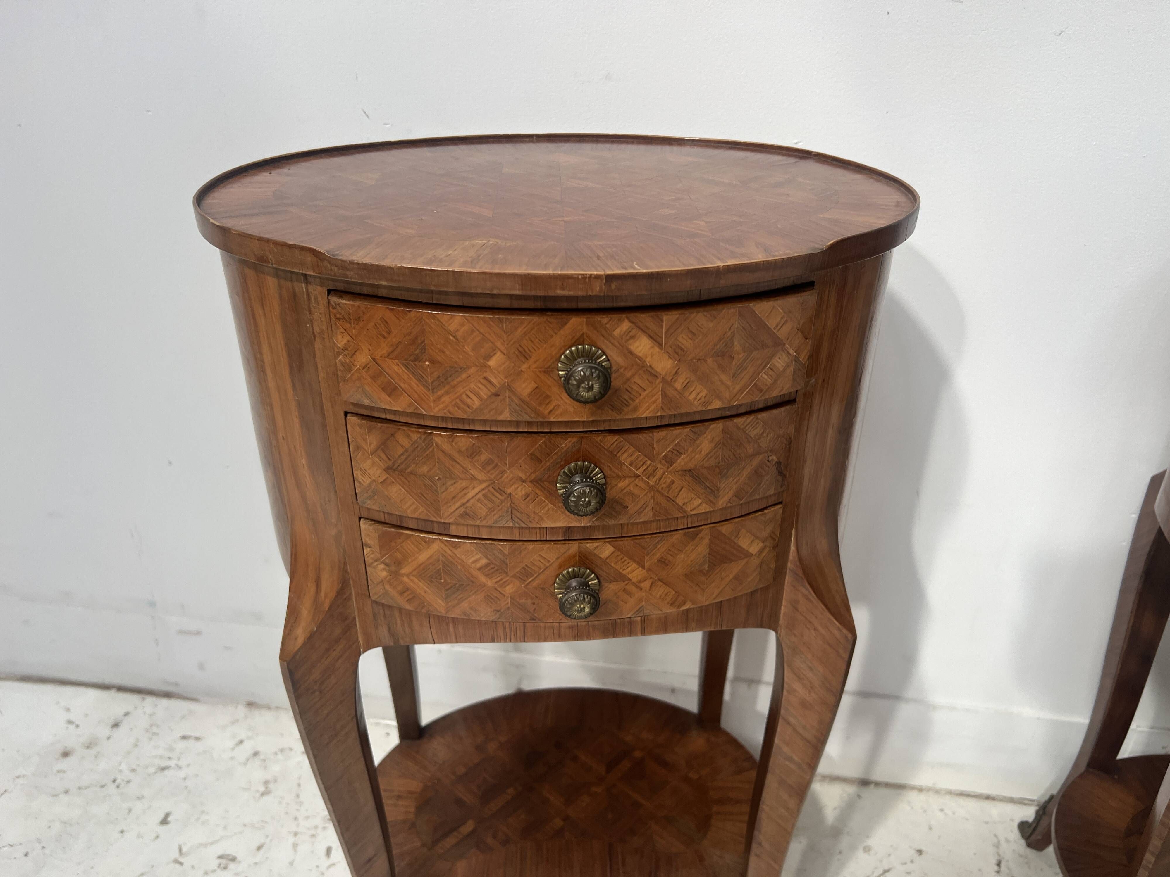 Pair of small kidney-shaped commodes in marquetry veneer, 20th century.