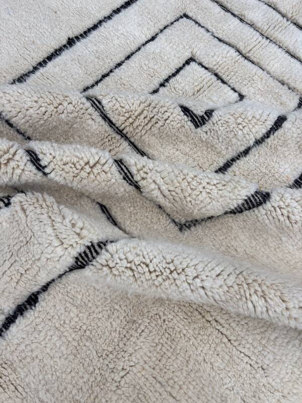 White Mrirt rug in wool 180×270 cm