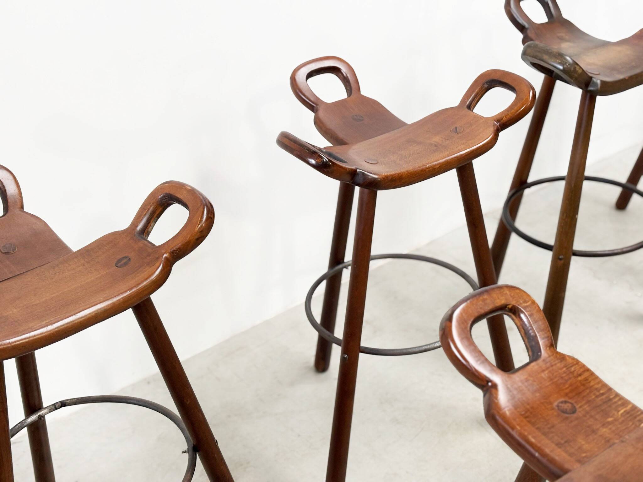 Grand ensemble de tabourets de bar espagnols, vendus à l'unité
