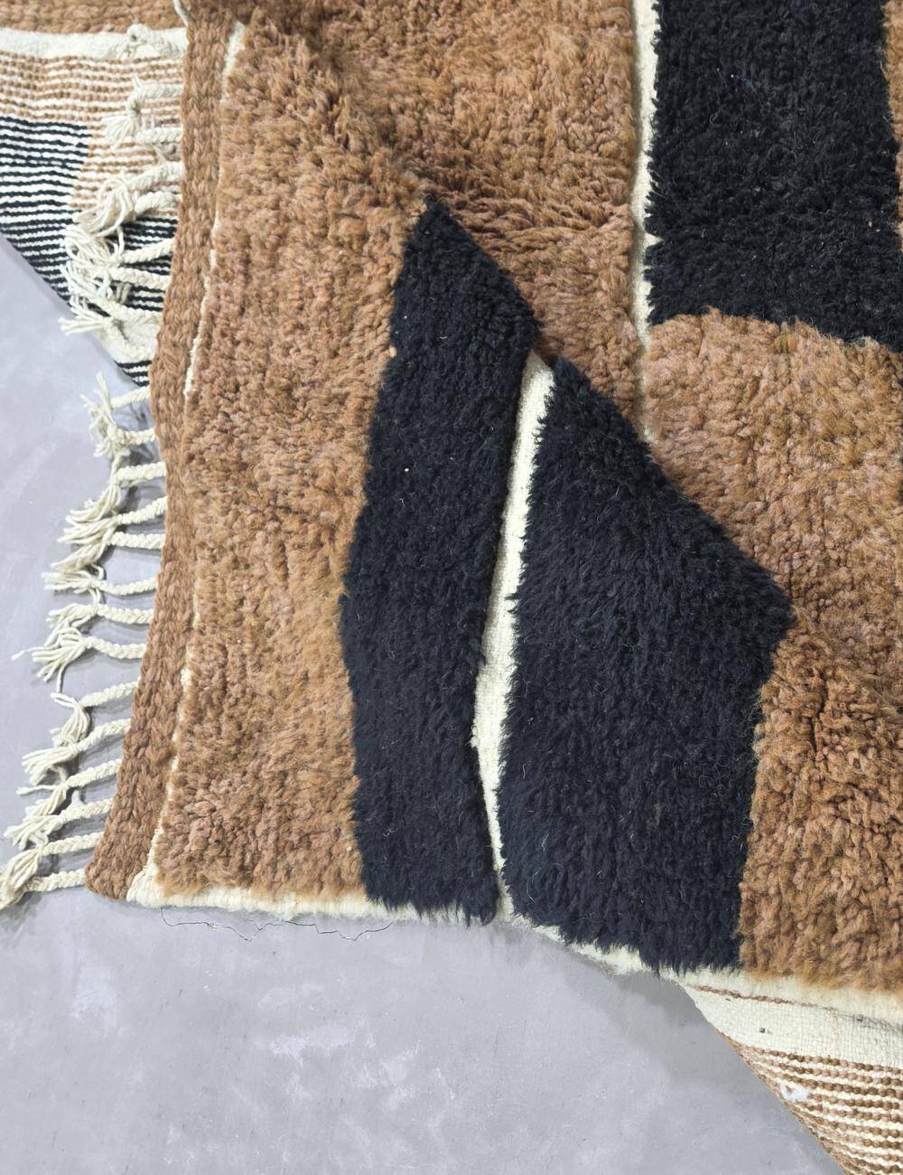 Contemporary brown and black rug - 10.1 x 6.7 ft / 307 x 205 cm