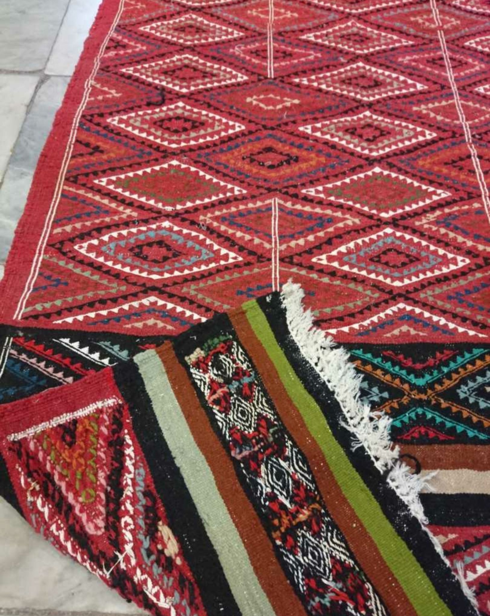 Tapis kilim berbère rouge multicolore en laine 100x200cm