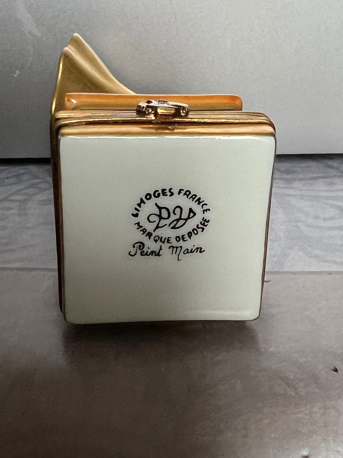 Gramophone record player with Limoges horn