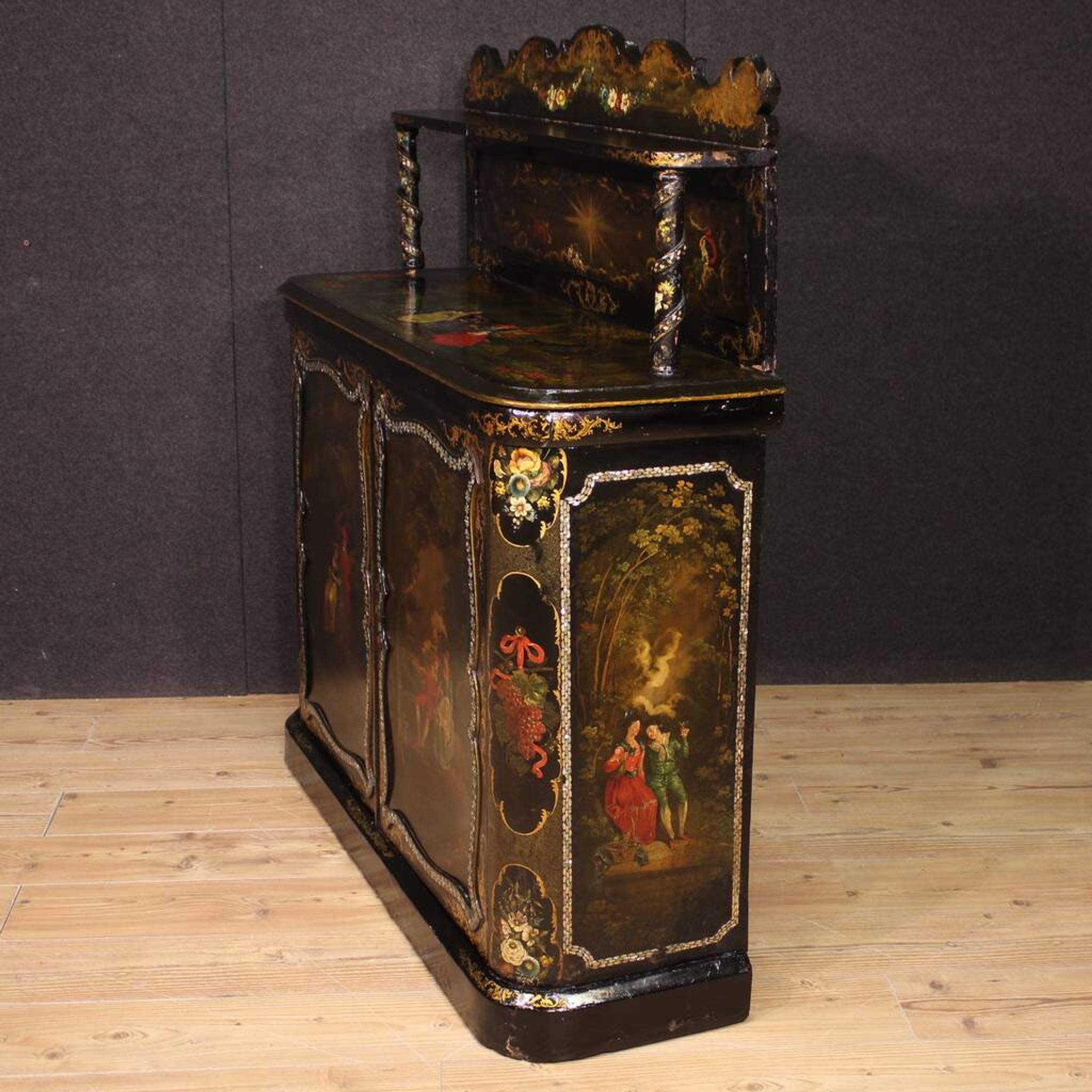 Buffet anglais laqué et peint du XIXe siècle