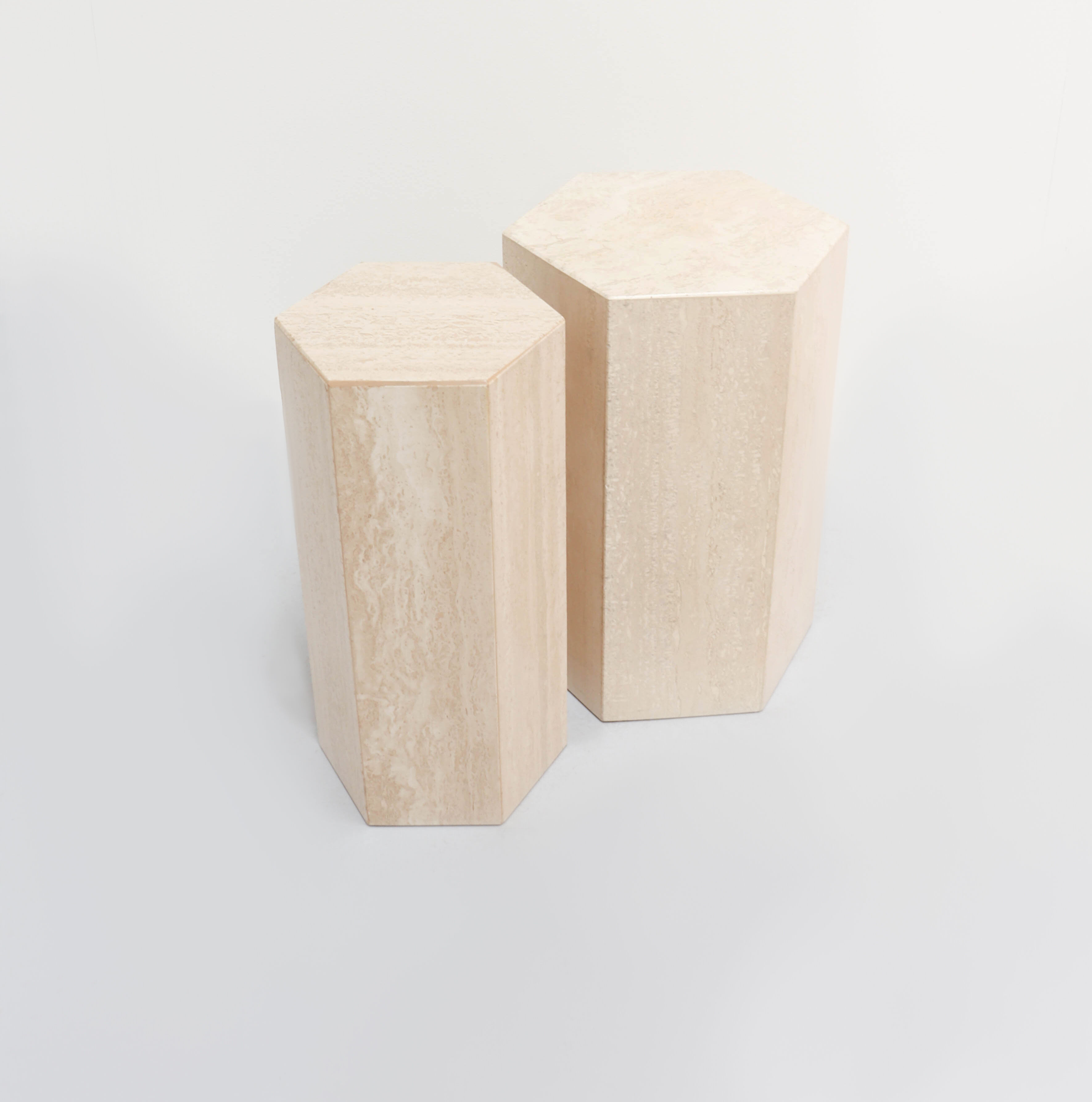 Ensemble de 2 piédestaux en travertin