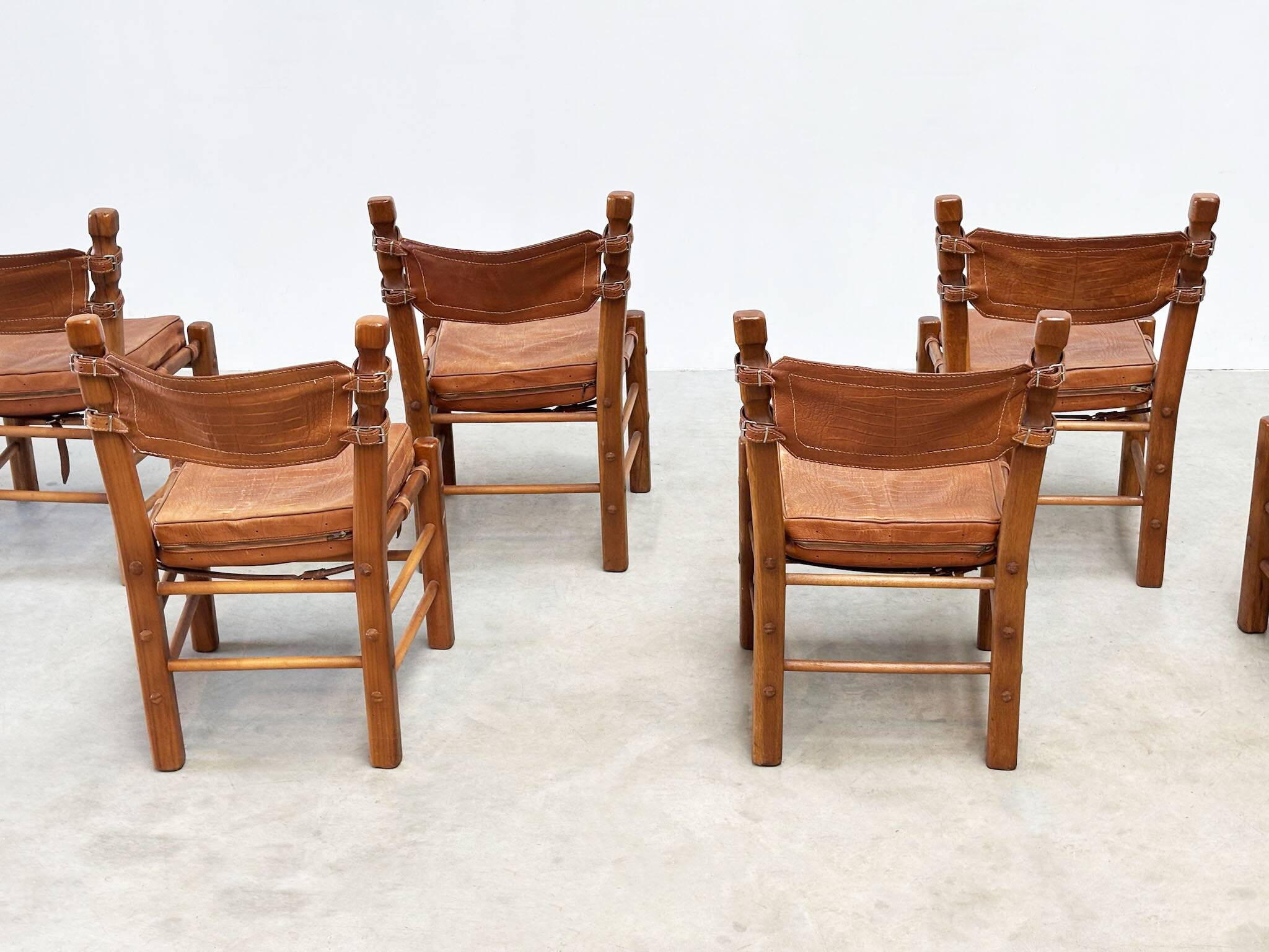 Ensemble de six chaises de salle à manger en cuir brutalistes
