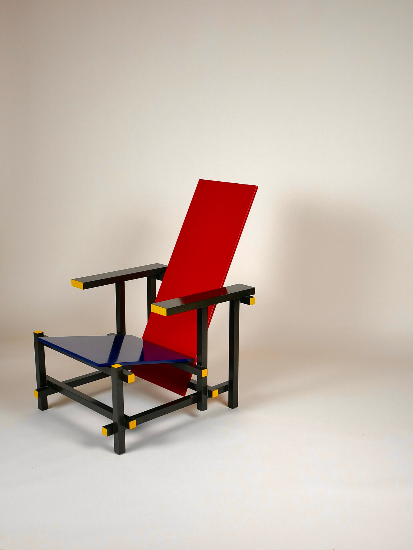 Armchair Red & Blue Gerrit Rietveld