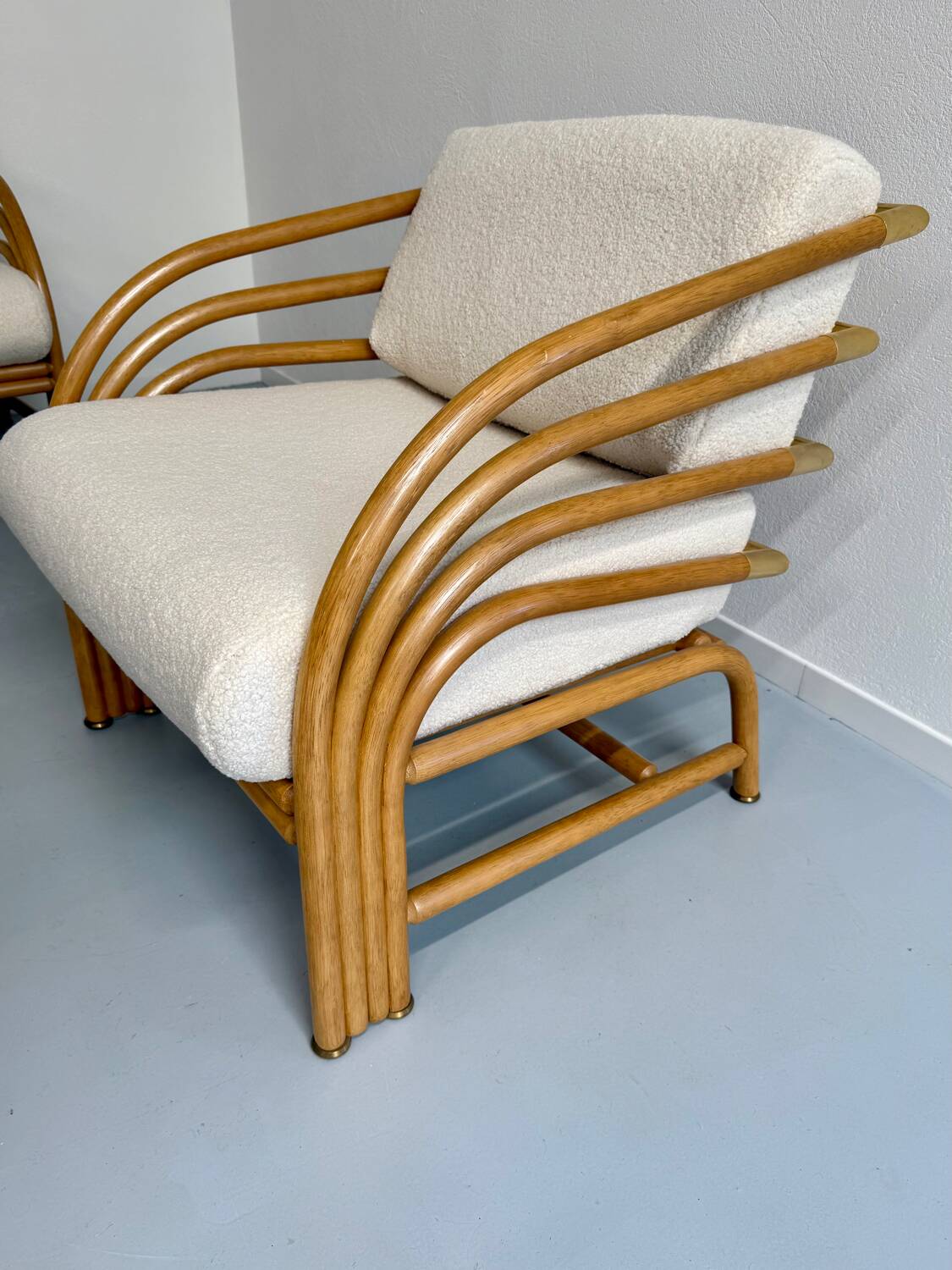Complete living room with rattan sofa and white bouclette, brass finish, 80's design