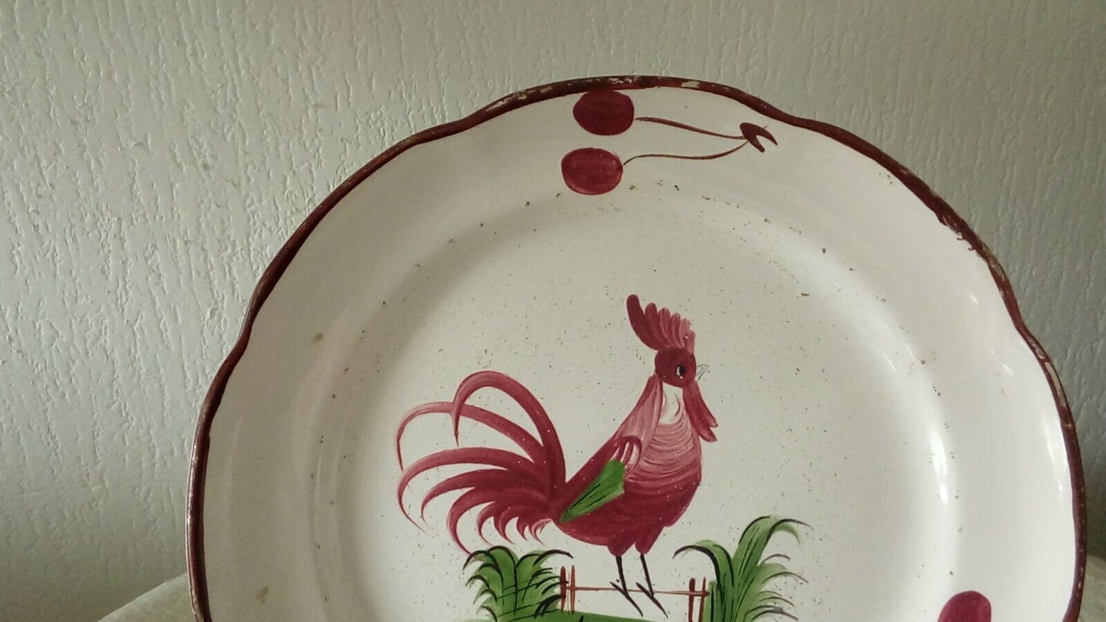 Assiette en faience st clement coq aux cerises 20 eme
