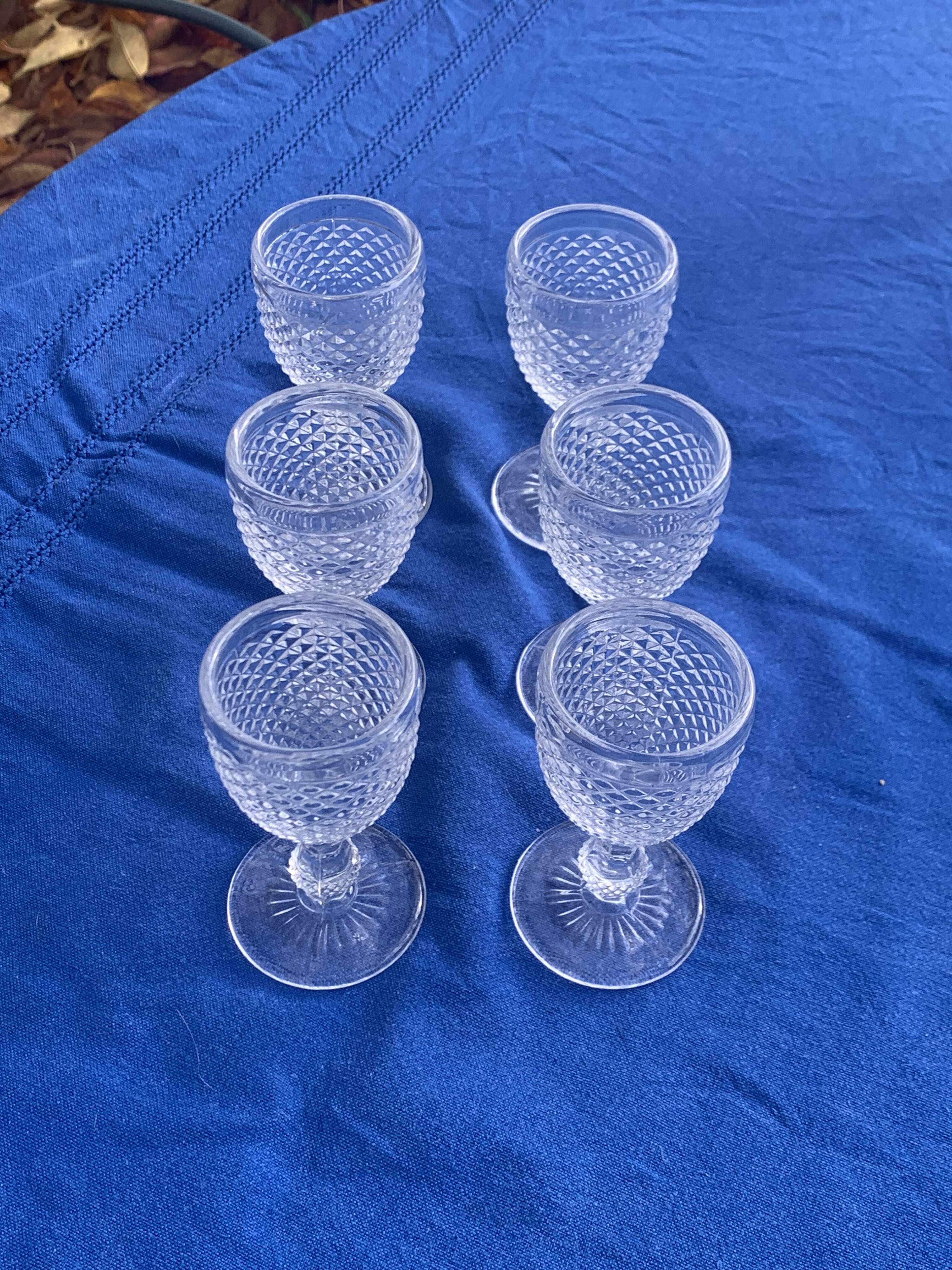 Elegant service consisting of a carafe, 3 wine glasses and 6 diamond pattern aperitif glasses