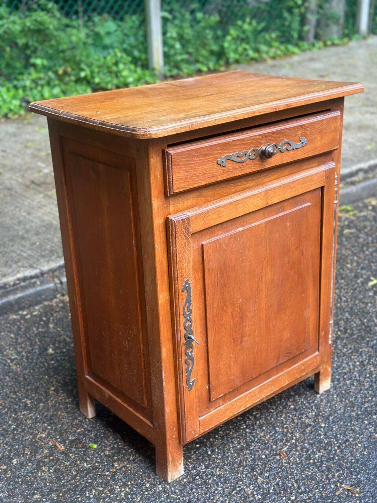 Buffet commode vintage en bois massif du XIXème siècle