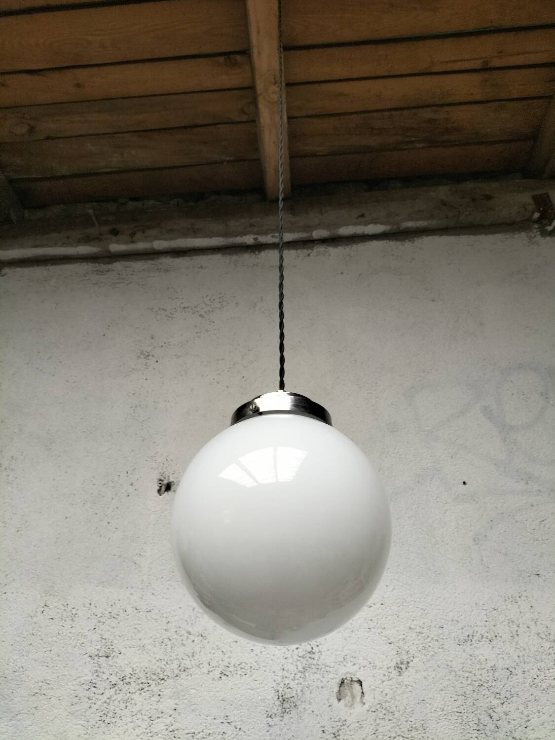 Opaline ball suspension