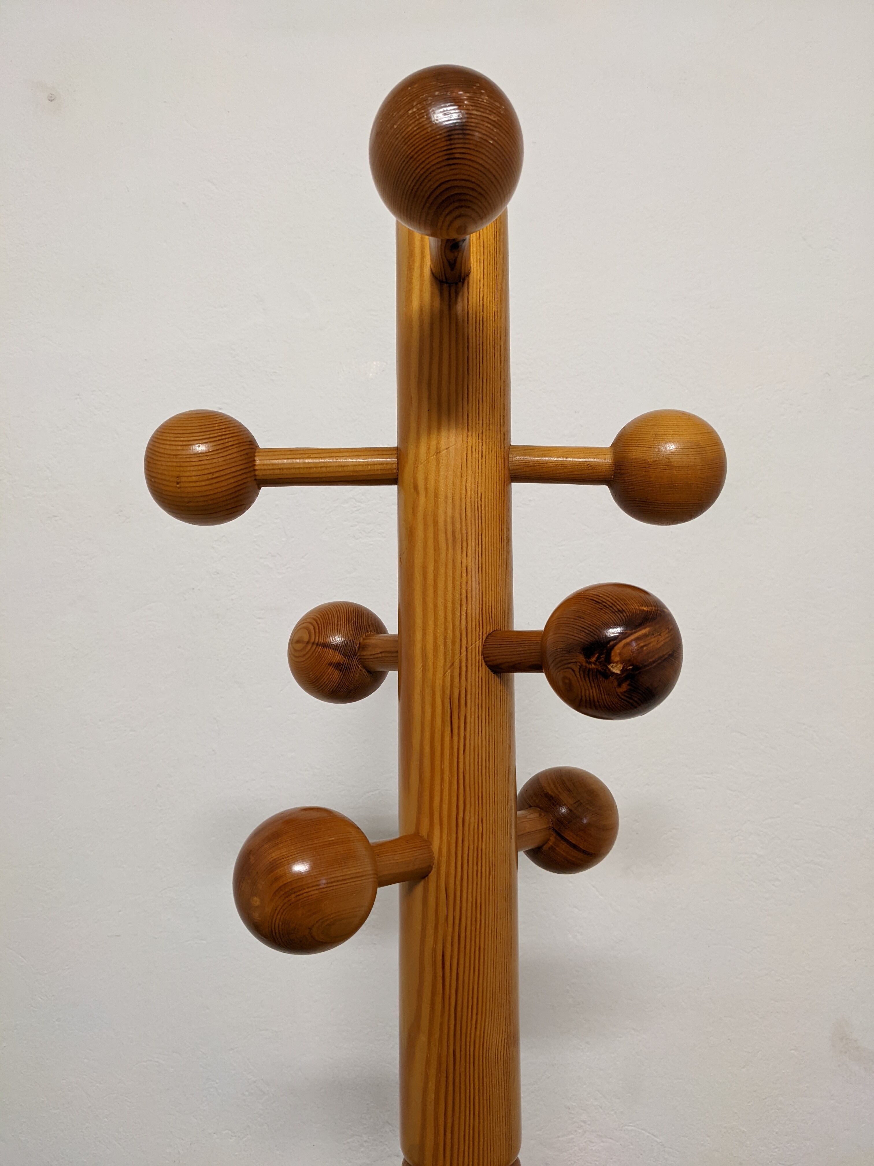 Pine parrot coat rack from the 70s