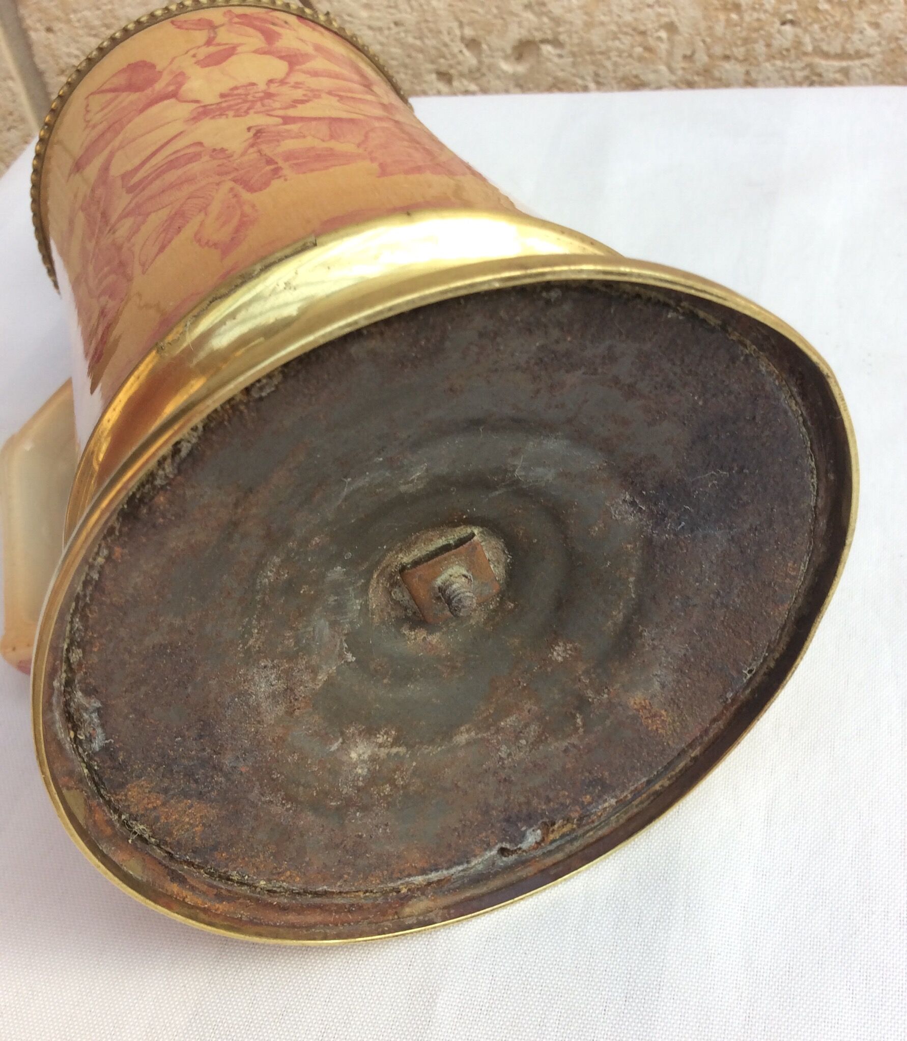 Oil lamp with ceramic body handle