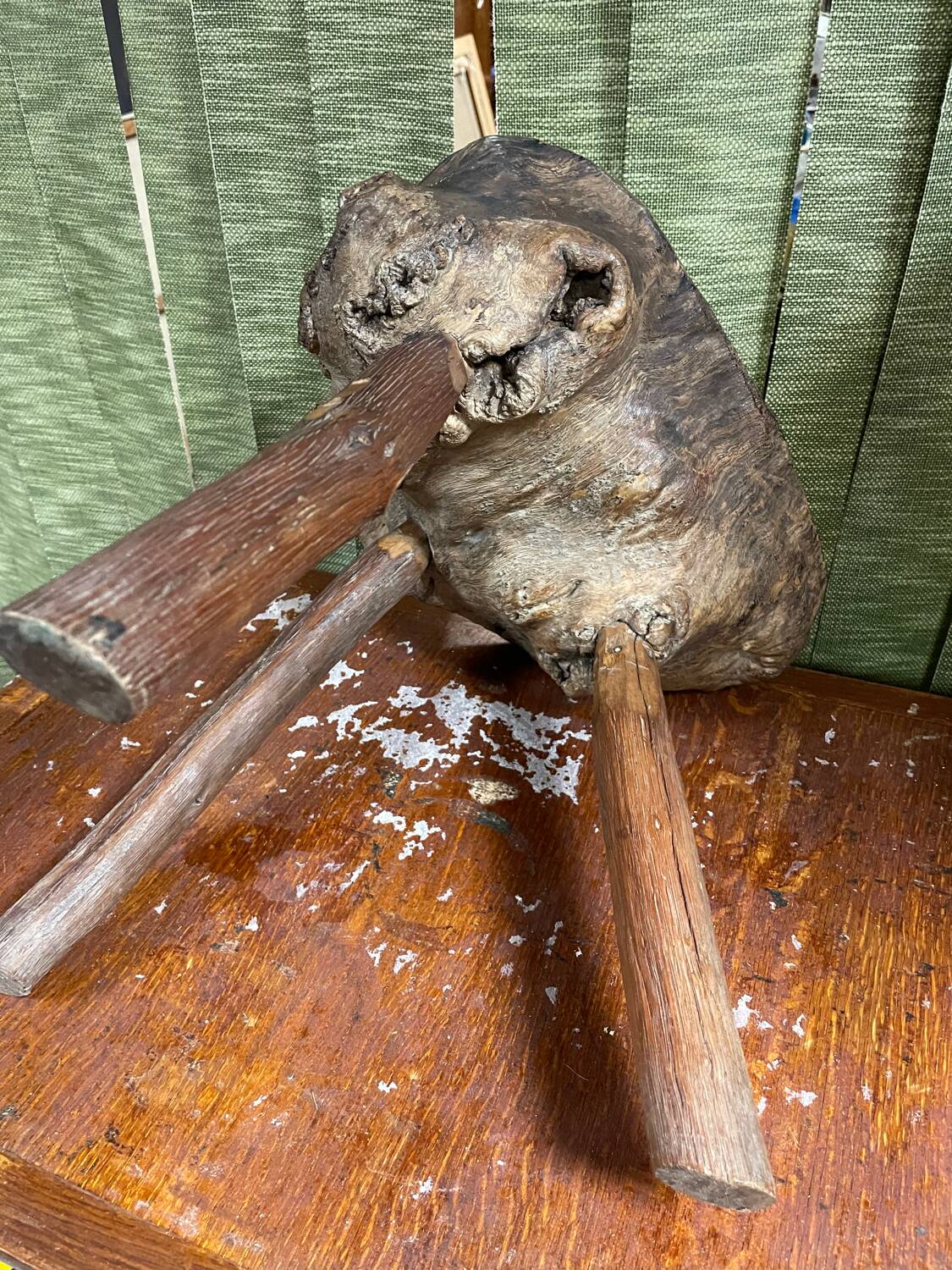Tabouret tripode brutaliste en bois