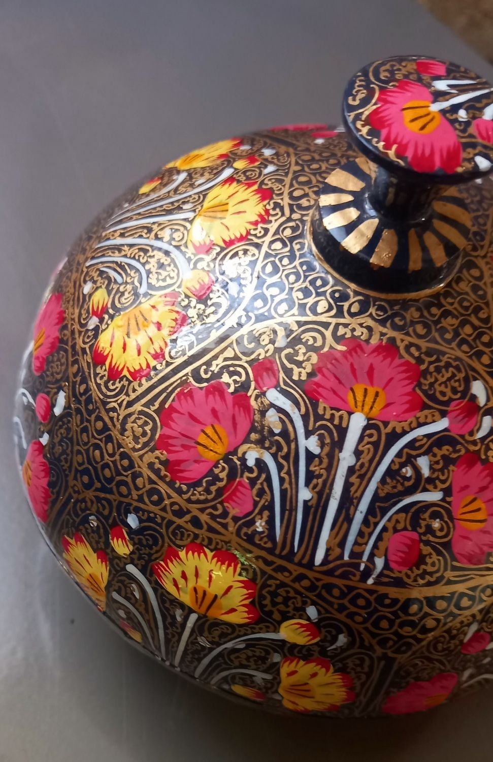 Boîte en papier mâché