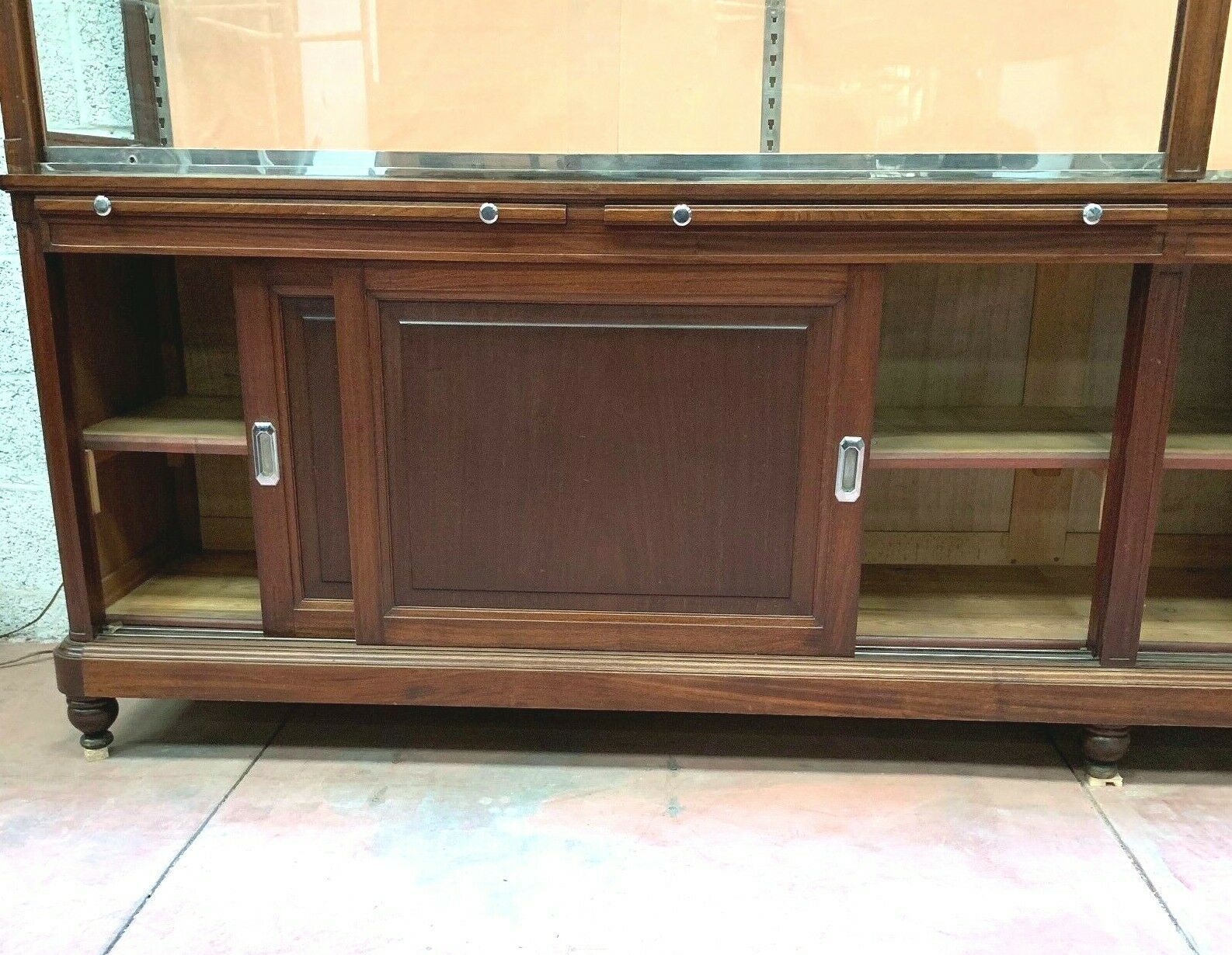 Two-body store window Presentation showcase has sliding doors