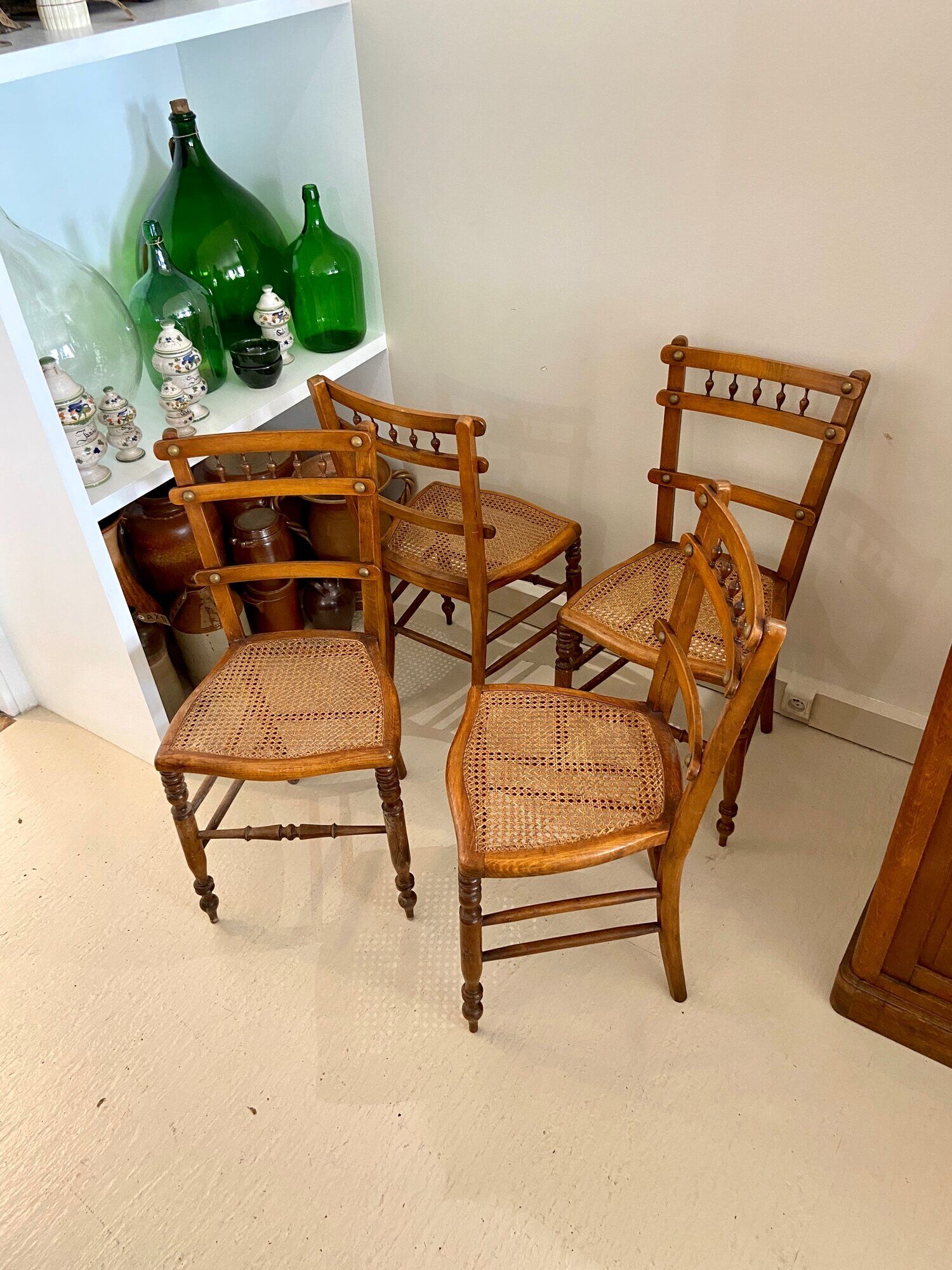 4 chaises en bois et cannage