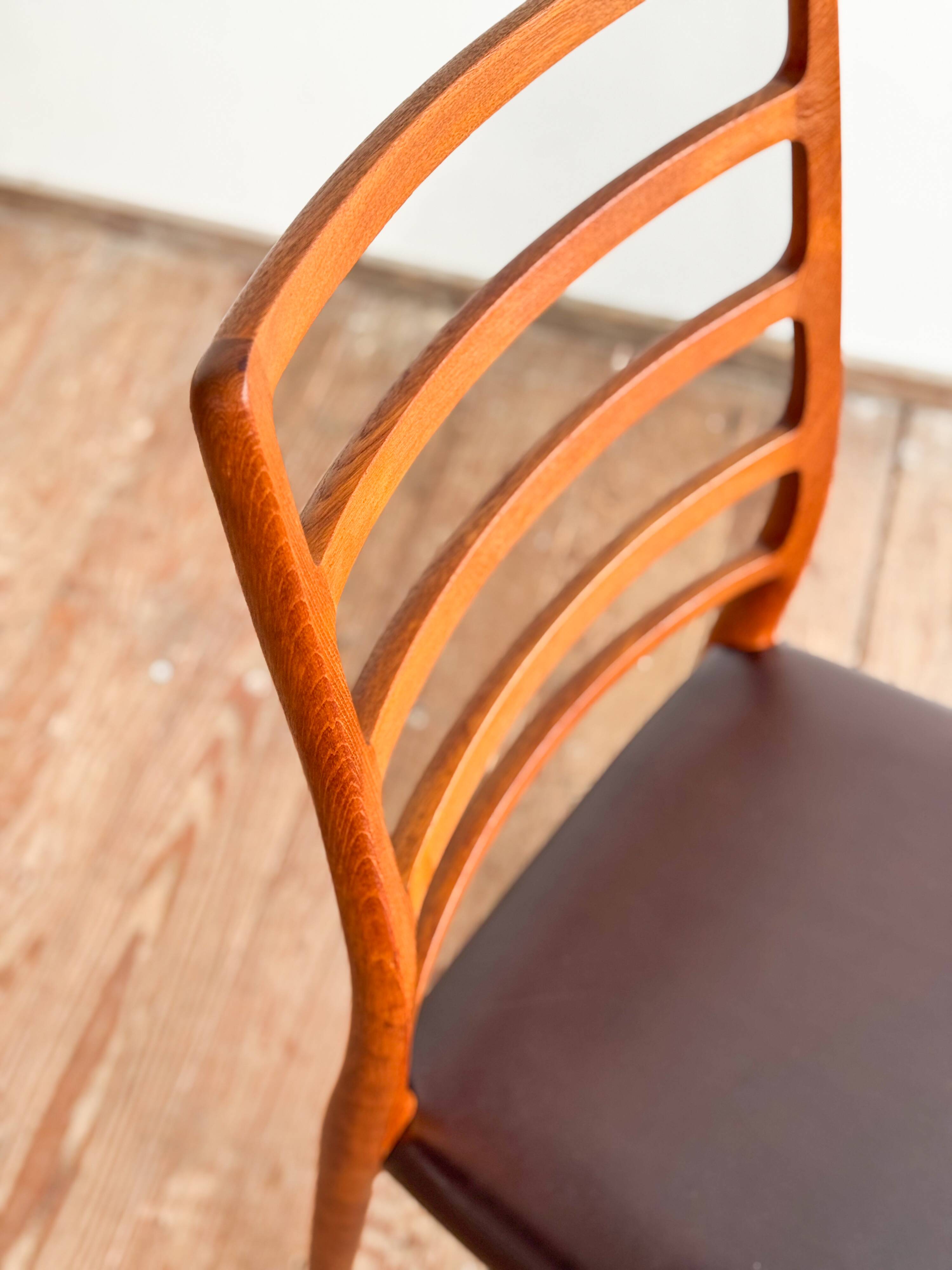 Chaise modèle 82 « Ambassade » en teck massif par Niels O. Møller, Danemark