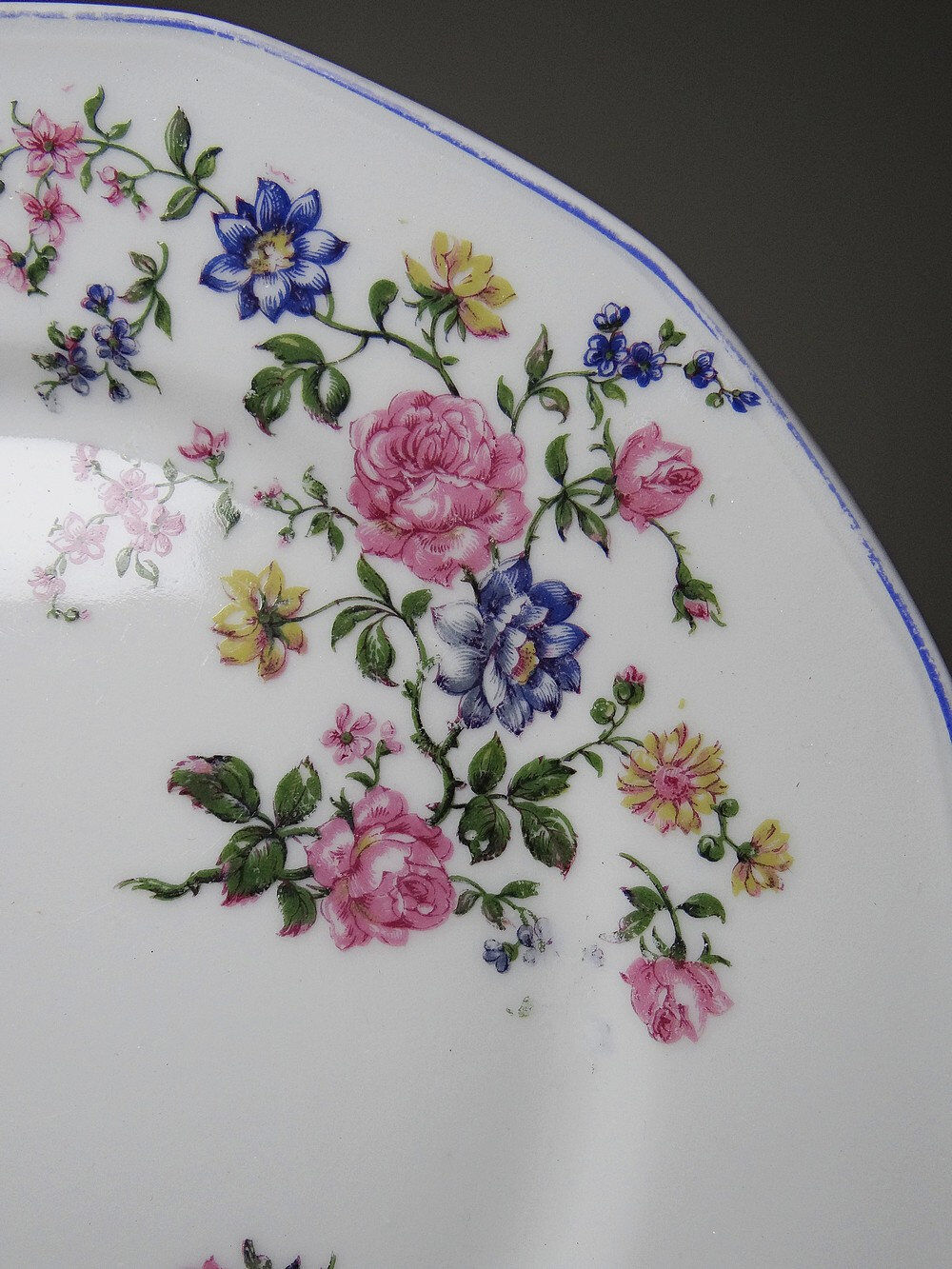 7 dessert plates Bernardaud Limoges porcelain with floral decoration from the 1920s to 1950s.