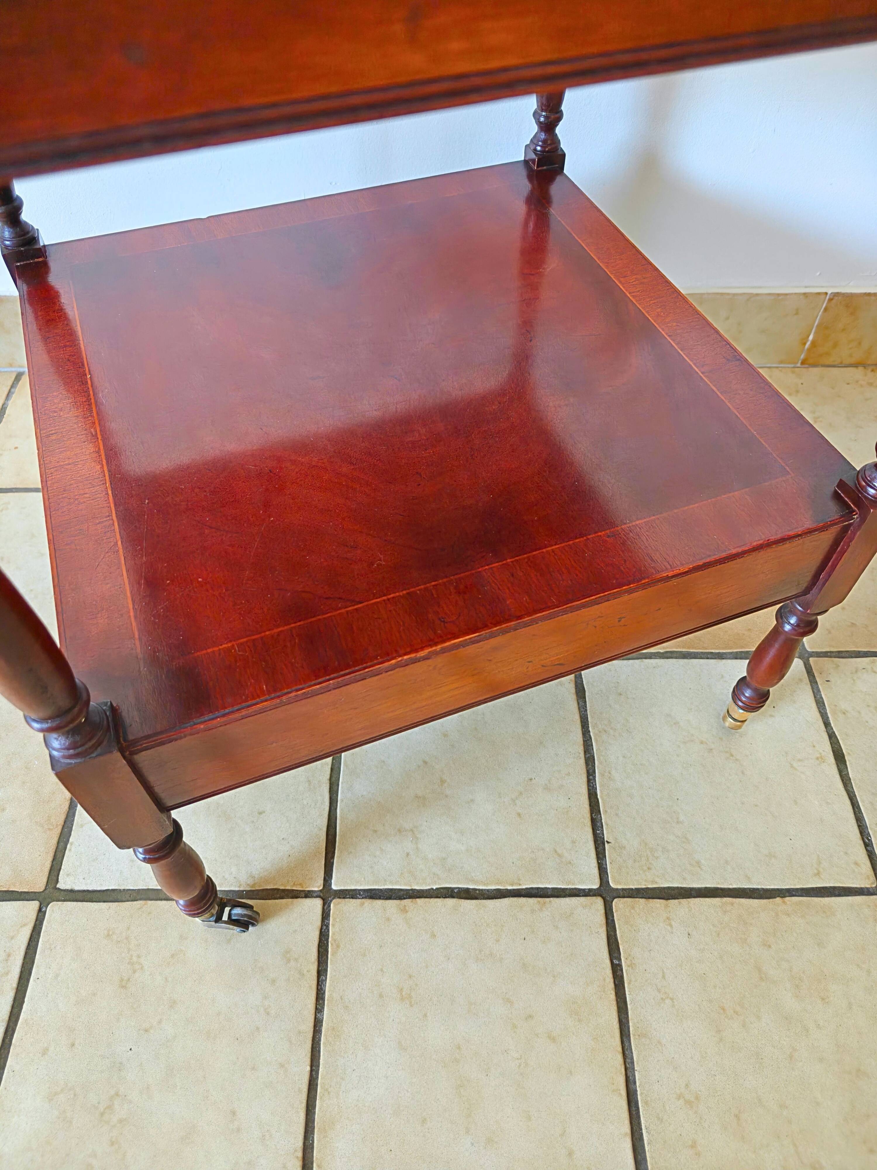 Table d'appoint en if par Bradley England