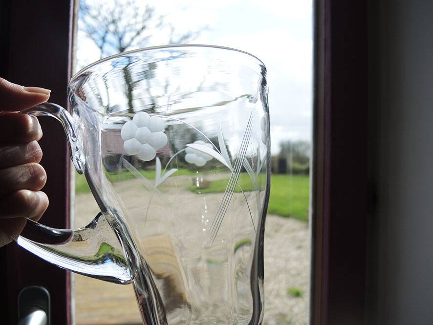 Ancien broc à eau en verre gravé décor raisins