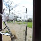 Ancien broc à eau en verre gravé décor raisins