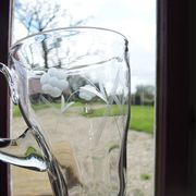 Ancien broc à eau en verre gravé décor raisins