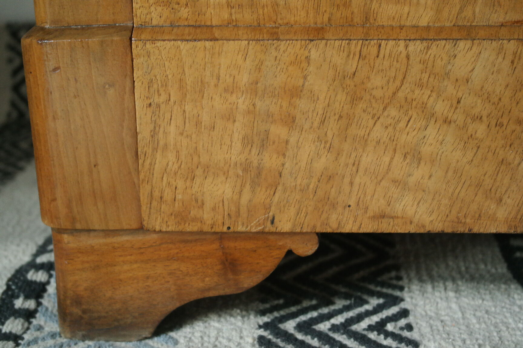 Louis Philippe style chest of drawers in light walnut, 20th century