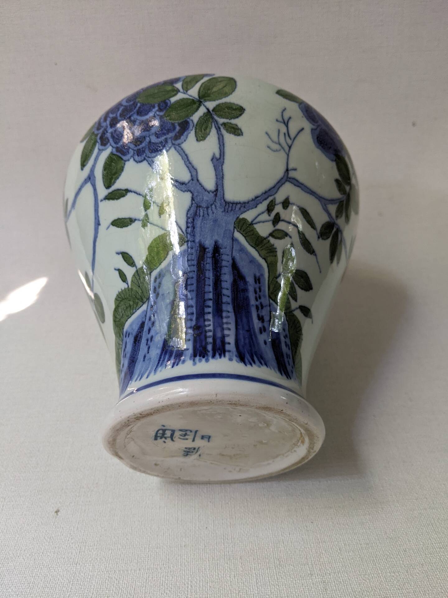 Porcelain vase, Asian art, hand-painted floral decoration.