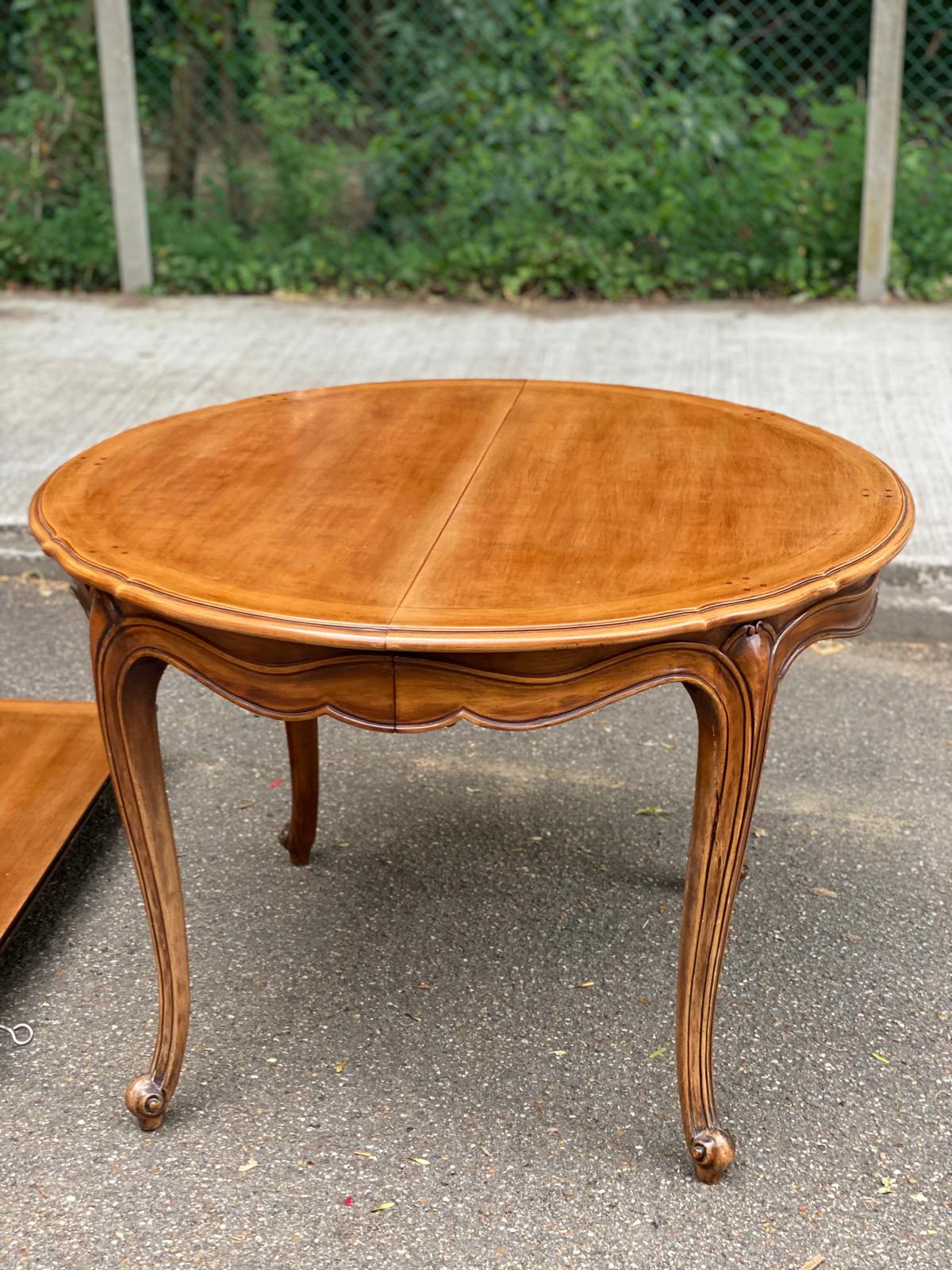 Round extendable dining table Louis XV in solid wood from the 1960s.