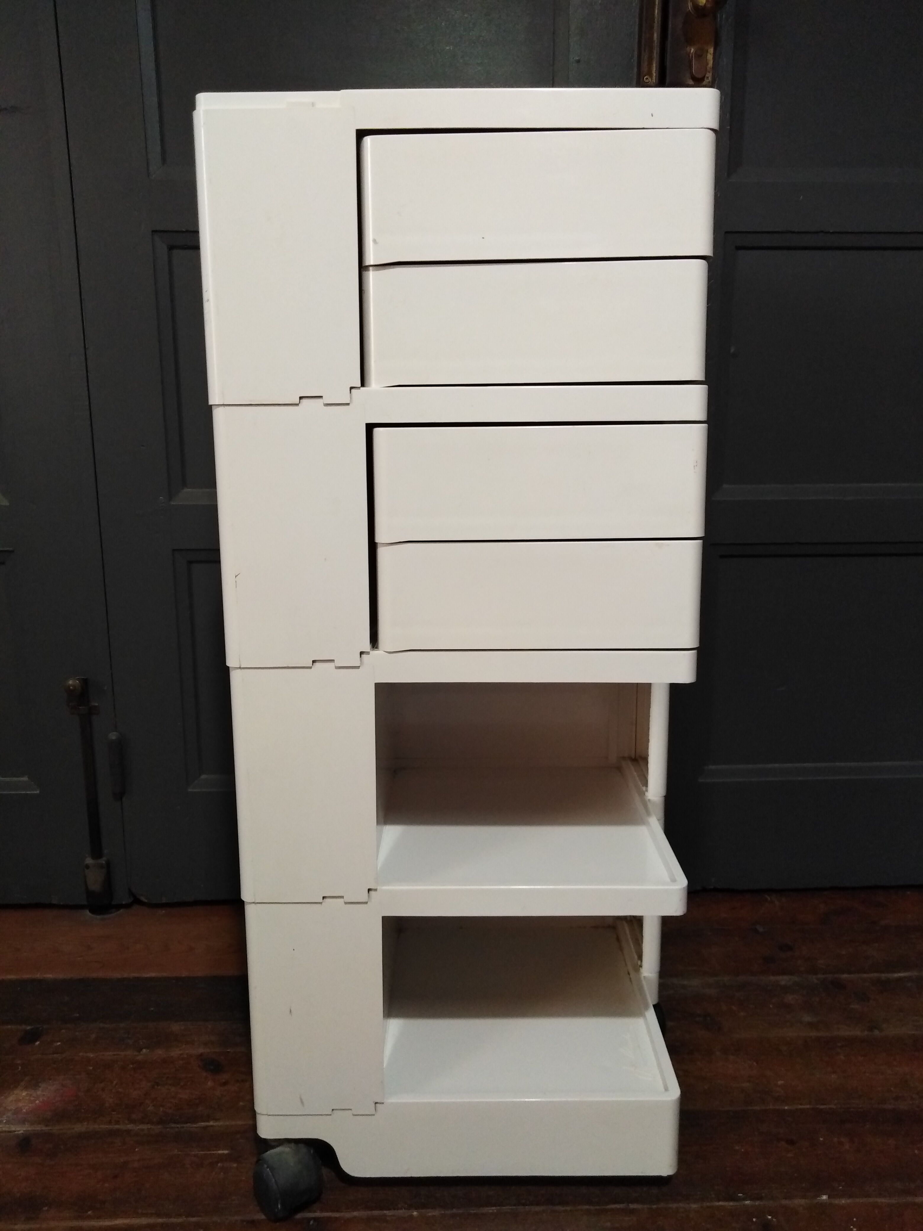 Joe Colombo - serves Boby Trolley